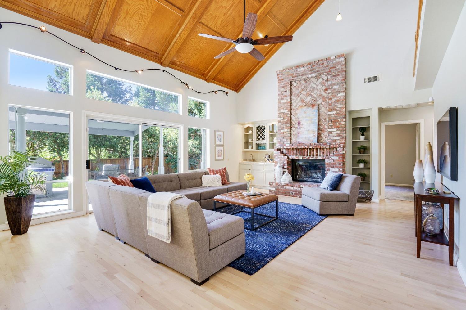 8526 N Kenneth Ridge Court