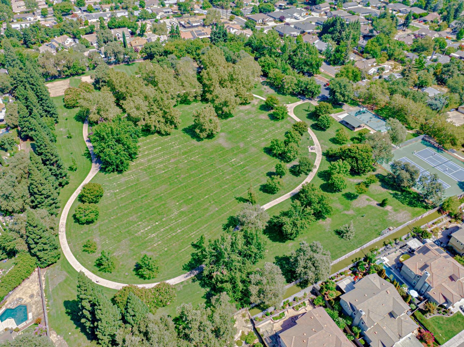 8526 N Kenneth Ridge Court