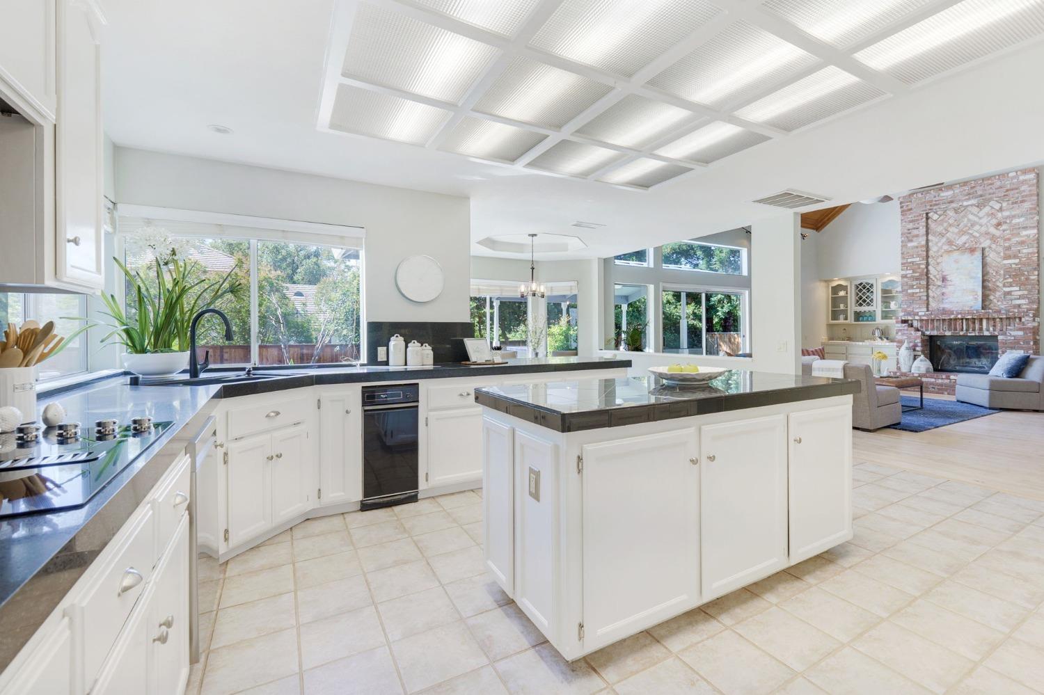 8526 N Kenneth Ridge Court