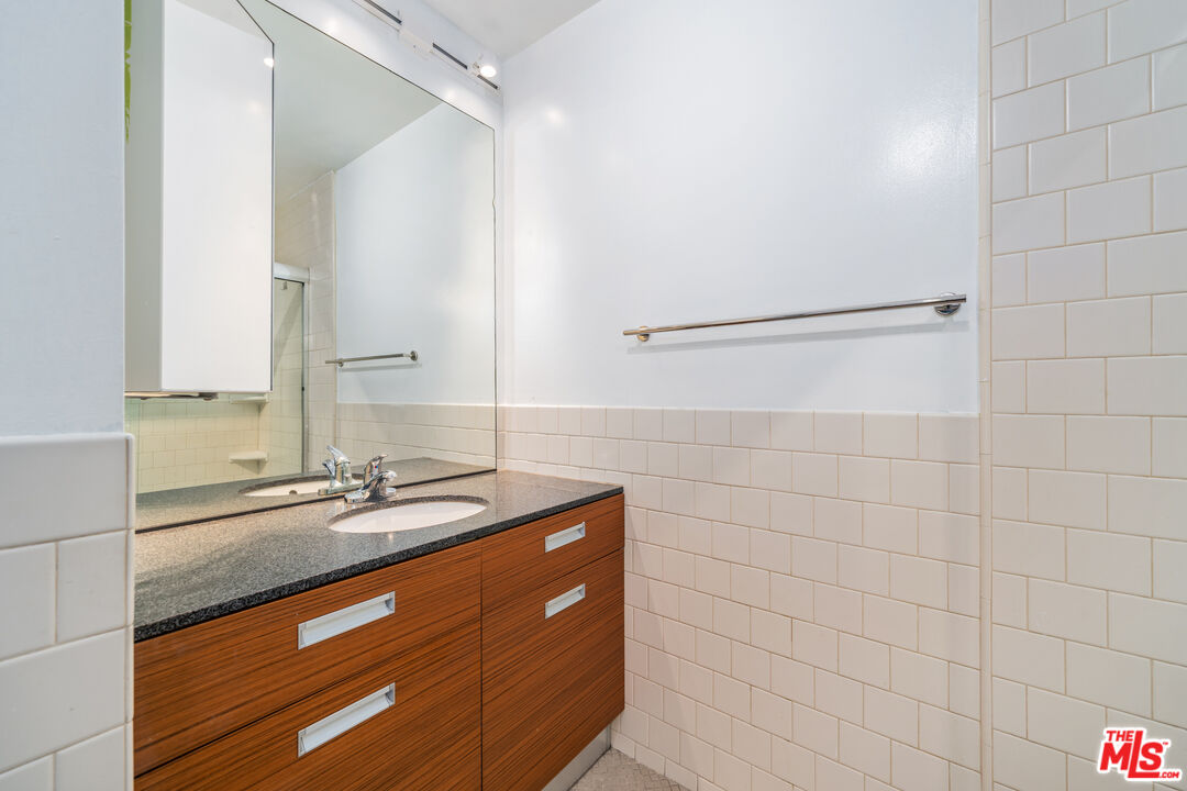 738 S Los Angeles St Unit: 305