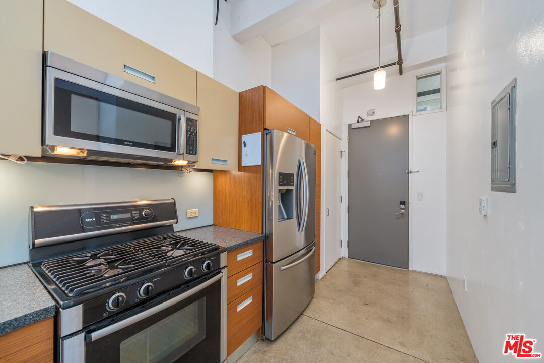 738 S Los Angeles St Unit: 305