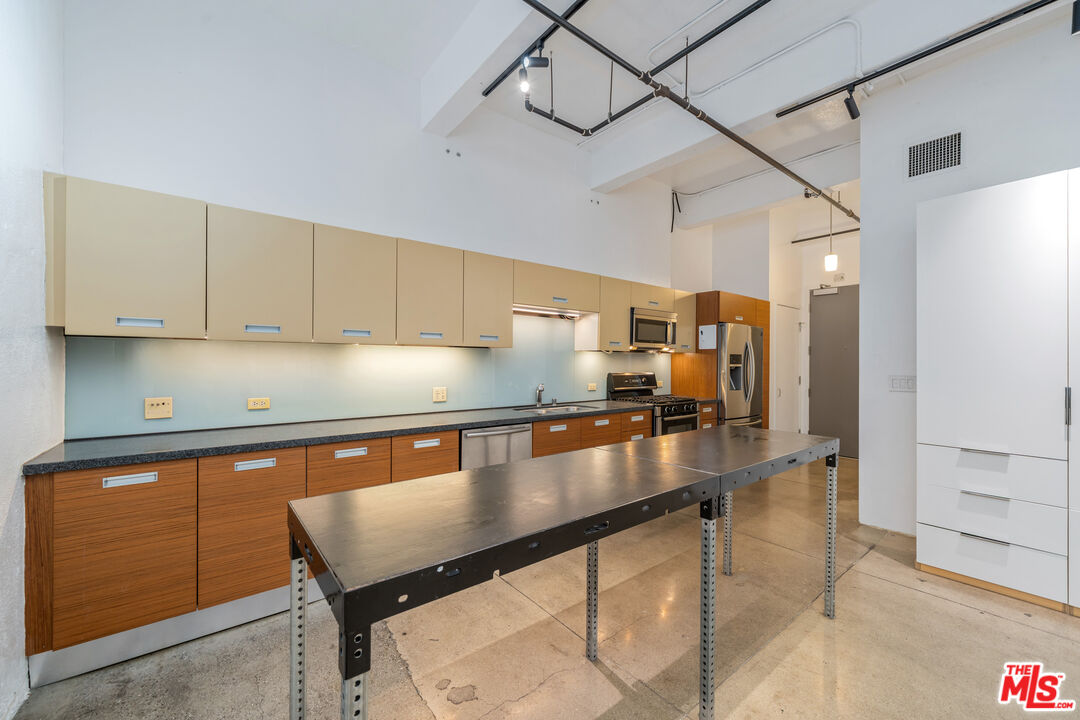 738 S Los Angeles St Unit: 305