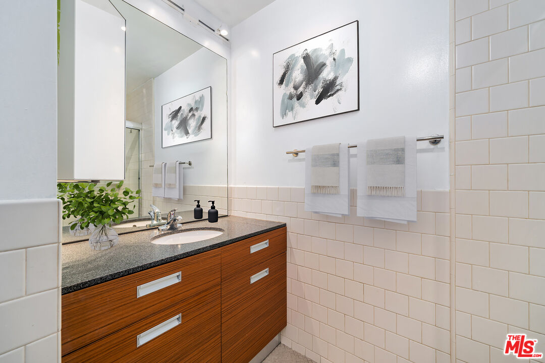 738 S Los Angeles St Unit: 305