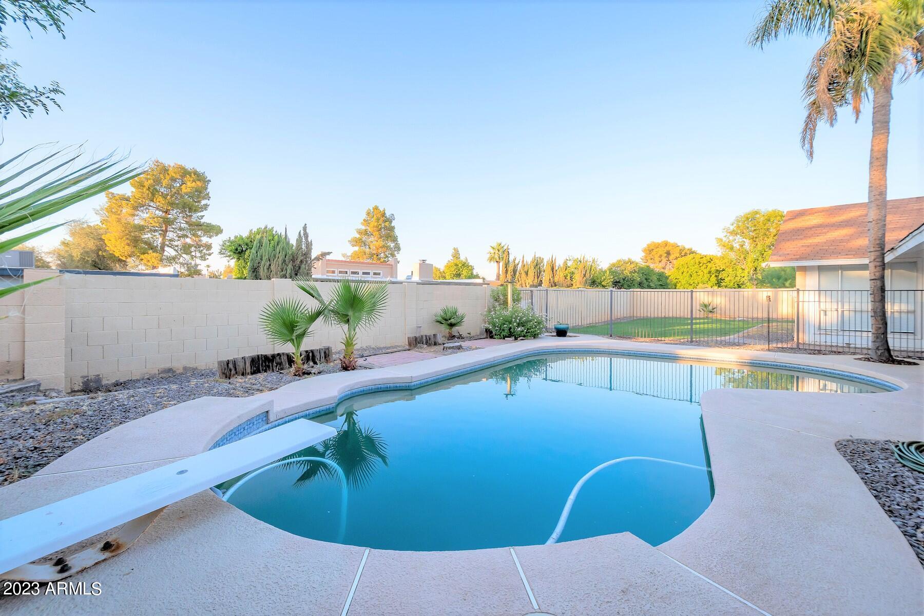 1926 E DIAMOND Drive