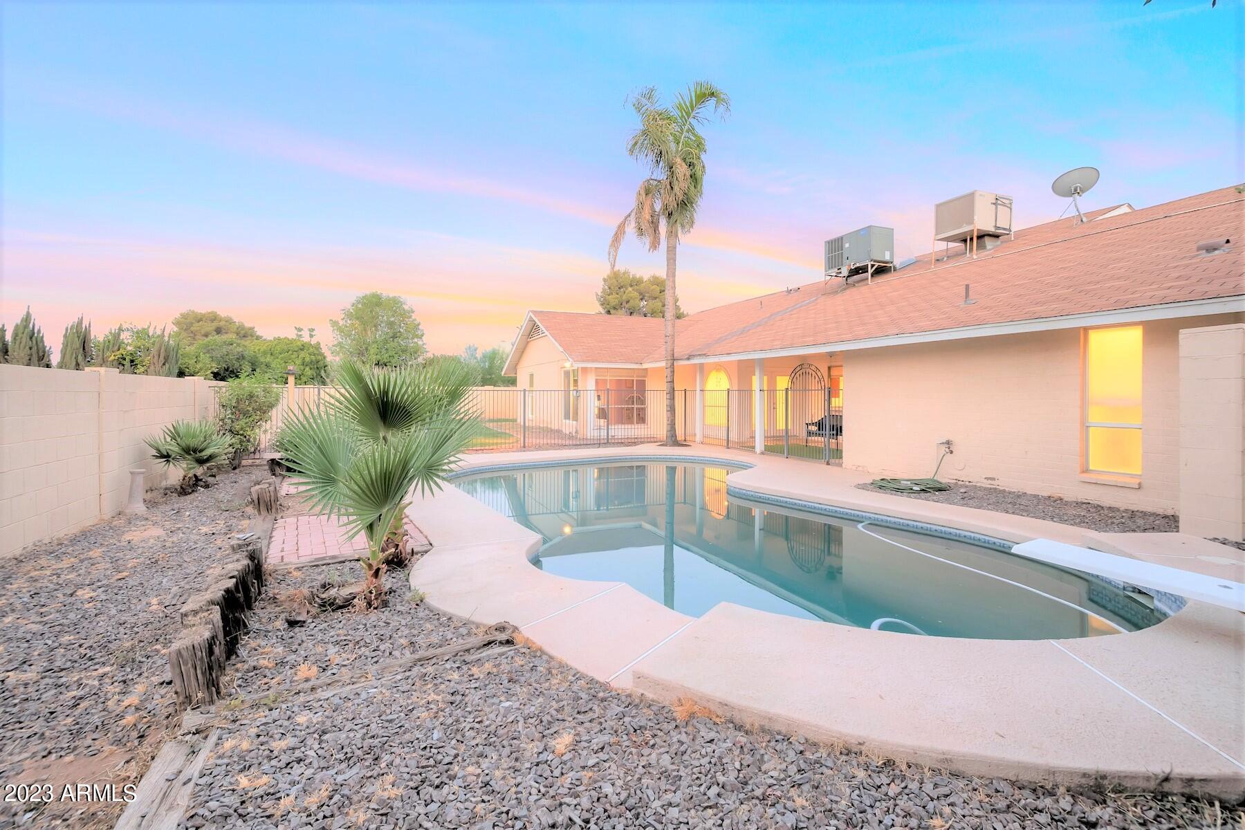 1926 E DIAMOND Drive