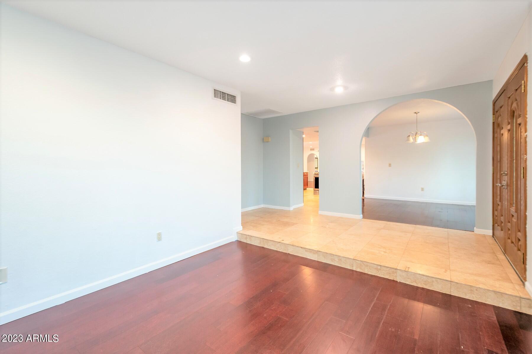 1926 E DIAMOND Drive