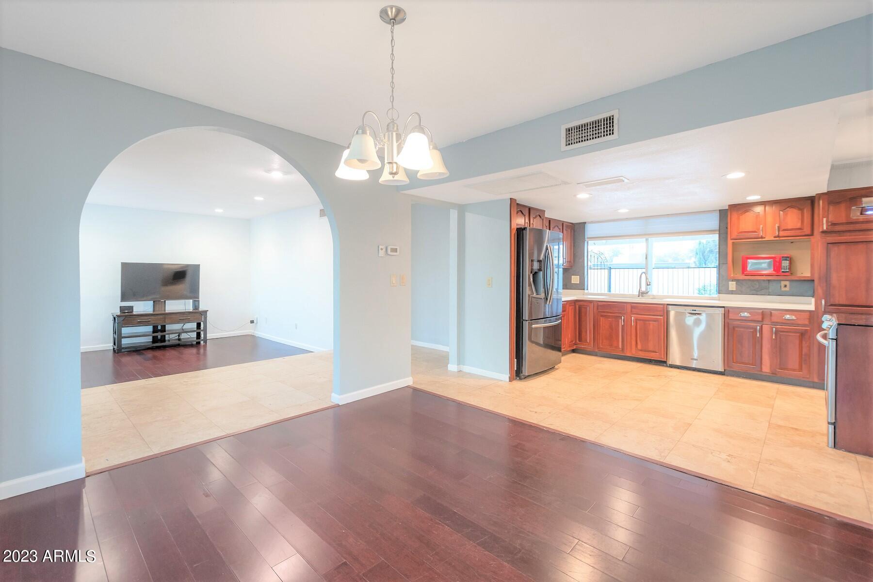 1926 E DIAMOND Drive