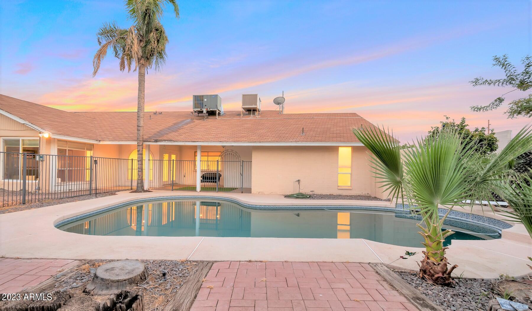 1926 E DIAMOND Drive