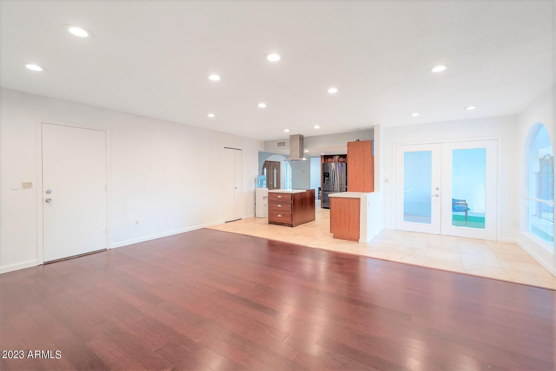 1926 E DIAMOND Drive