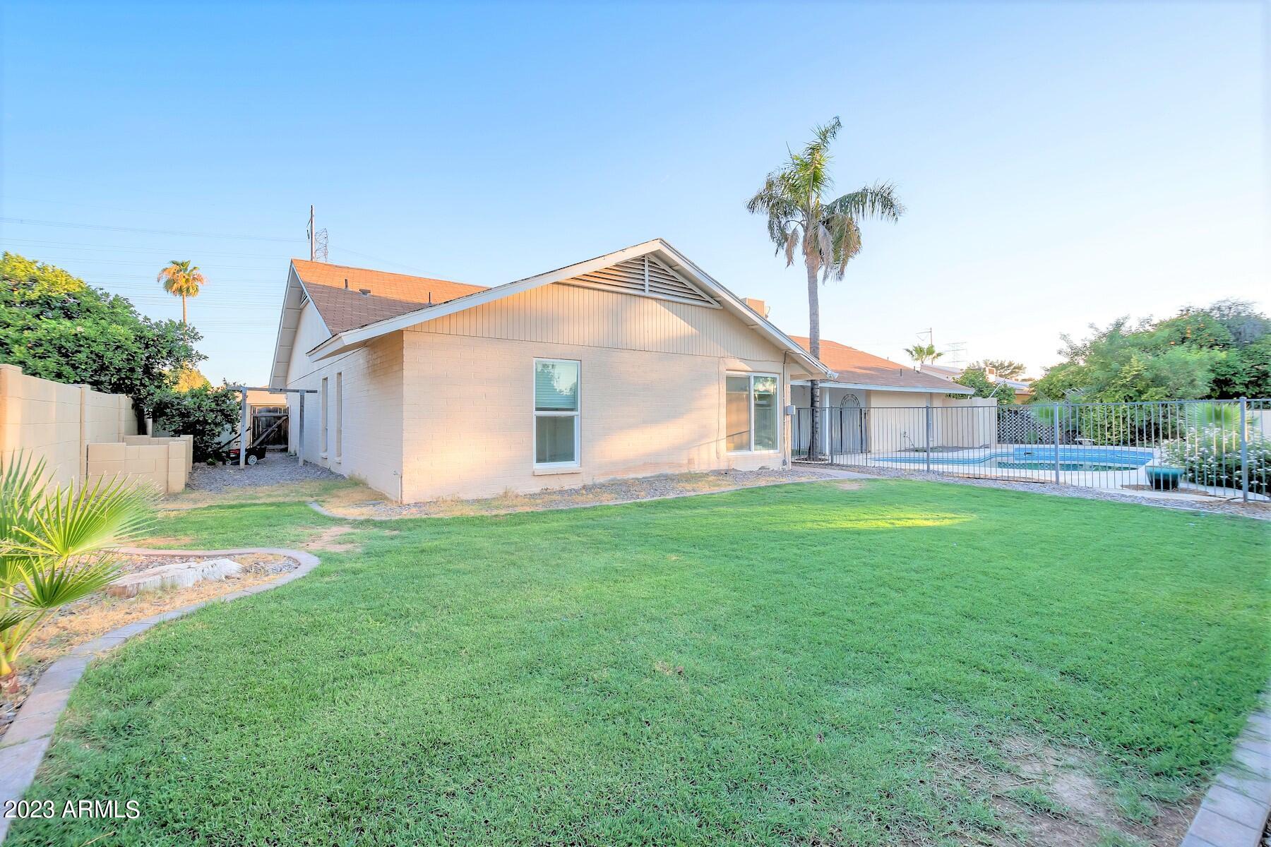 1926 E DIAMOND Drive