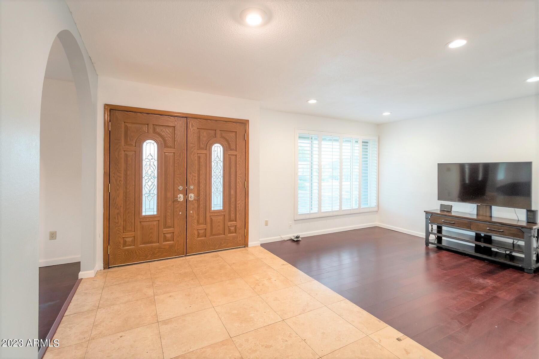 1926 E DIAMOND Drive