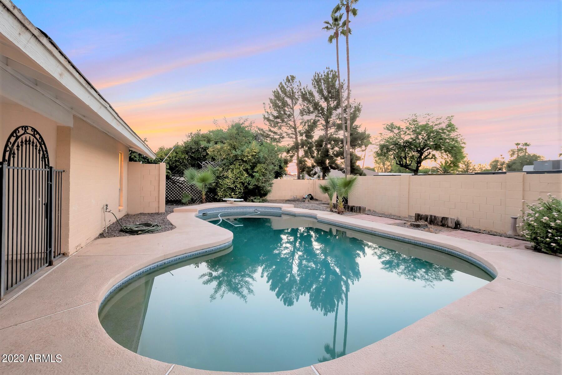 1926 E DIAMOND Drive