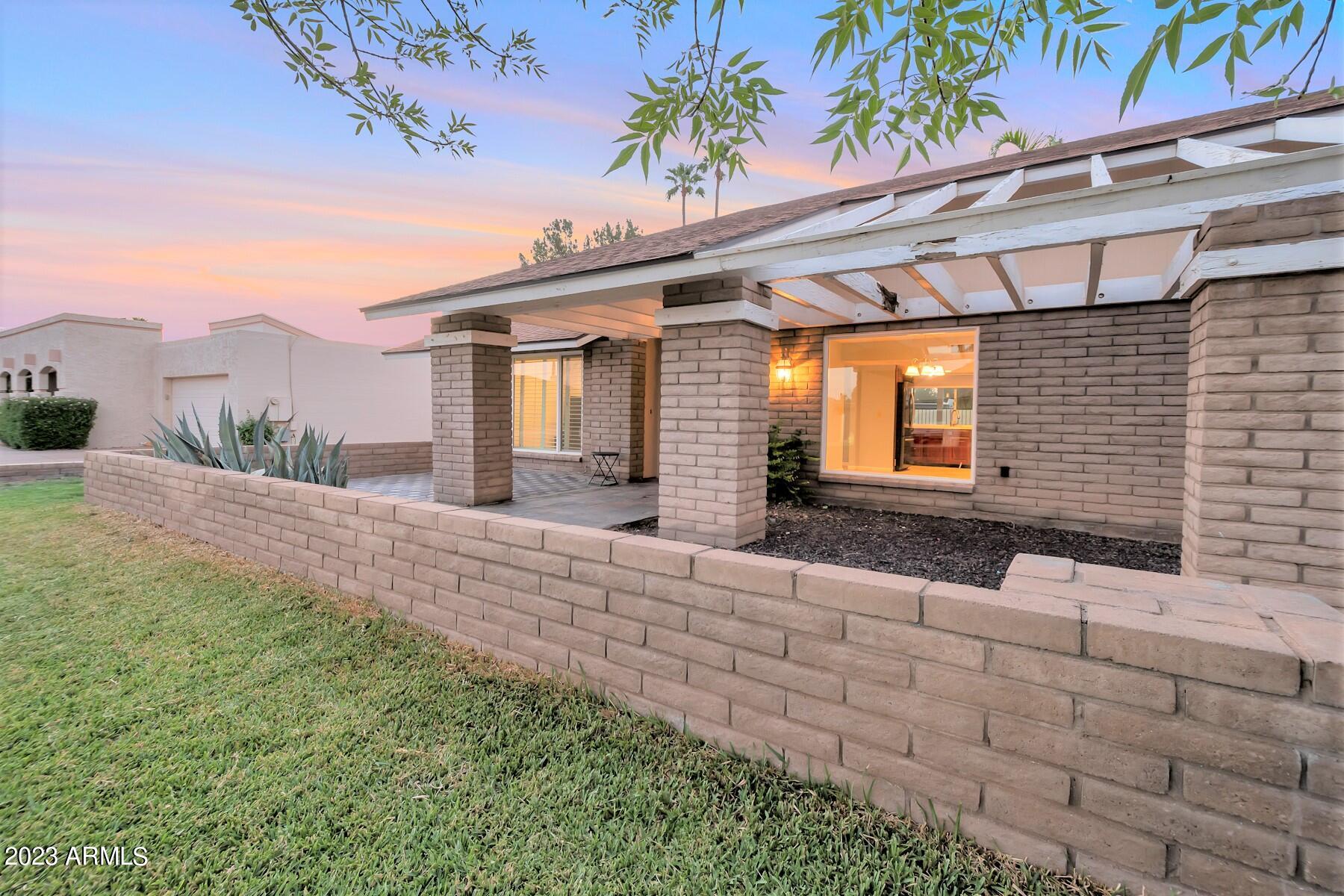 1926 E DIAMOND Drive