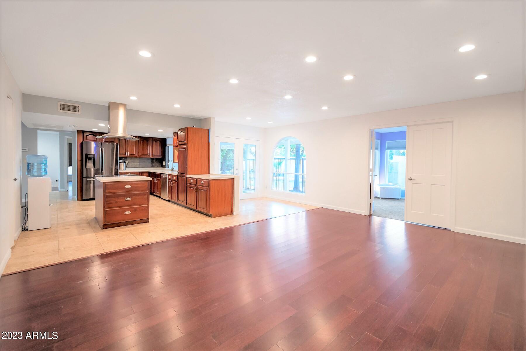 1926 E DIAMOND Drive