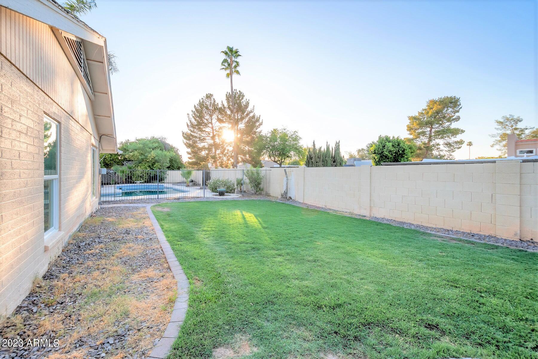 1926 E DIAMOND Drive