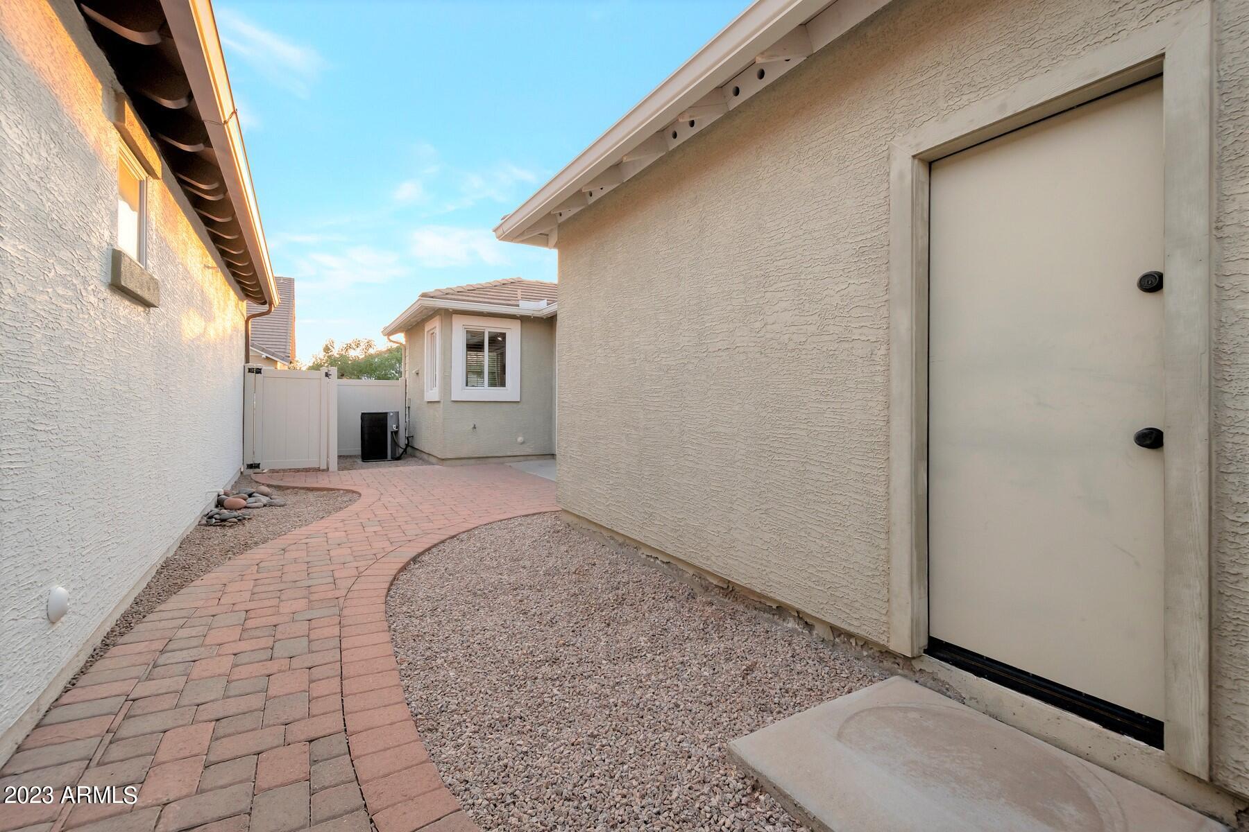 1142 S STORMENT Lane