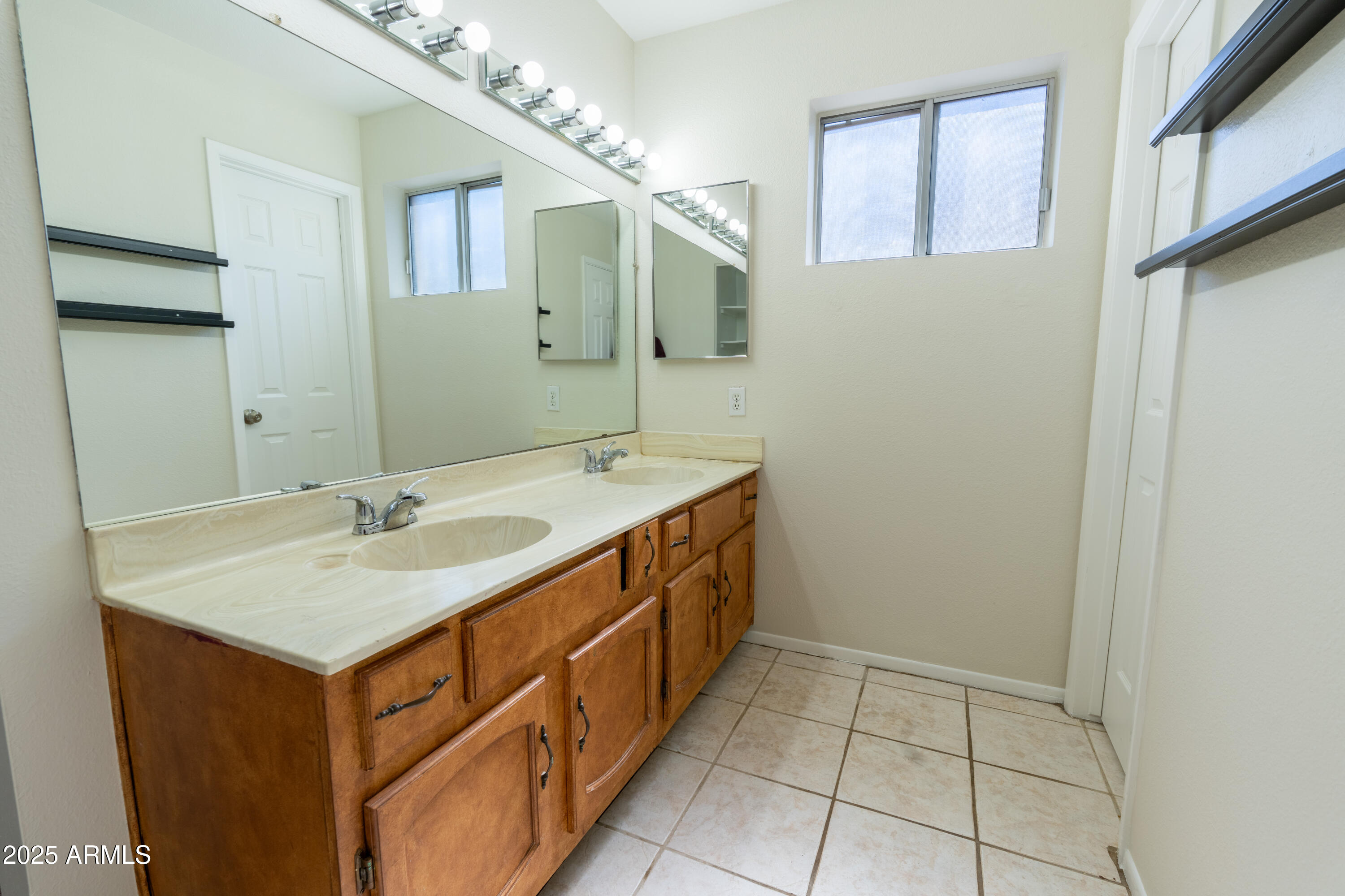 3530 E EDGEWOOD Avenue