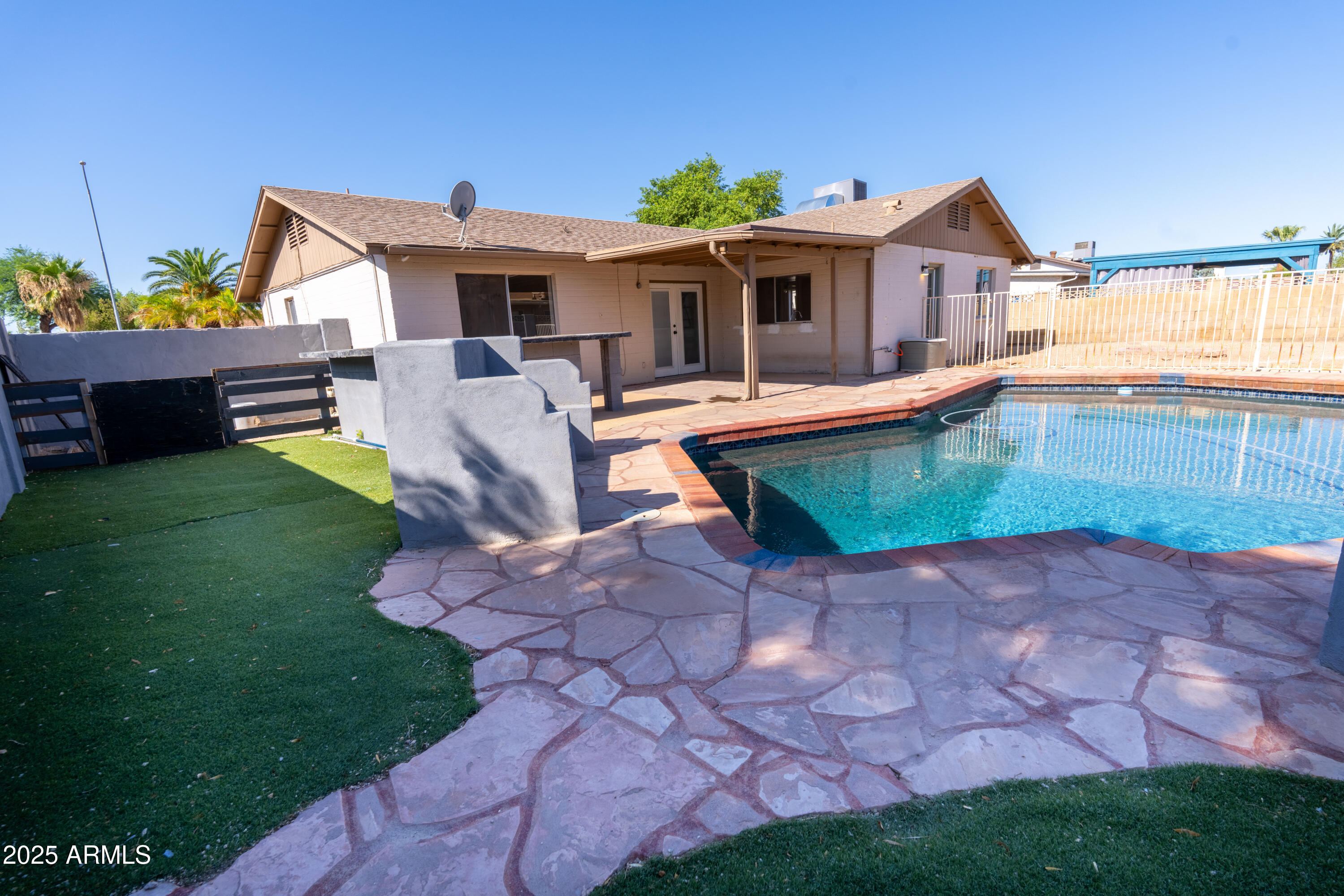 3530 E EDGEWOOD Avenue