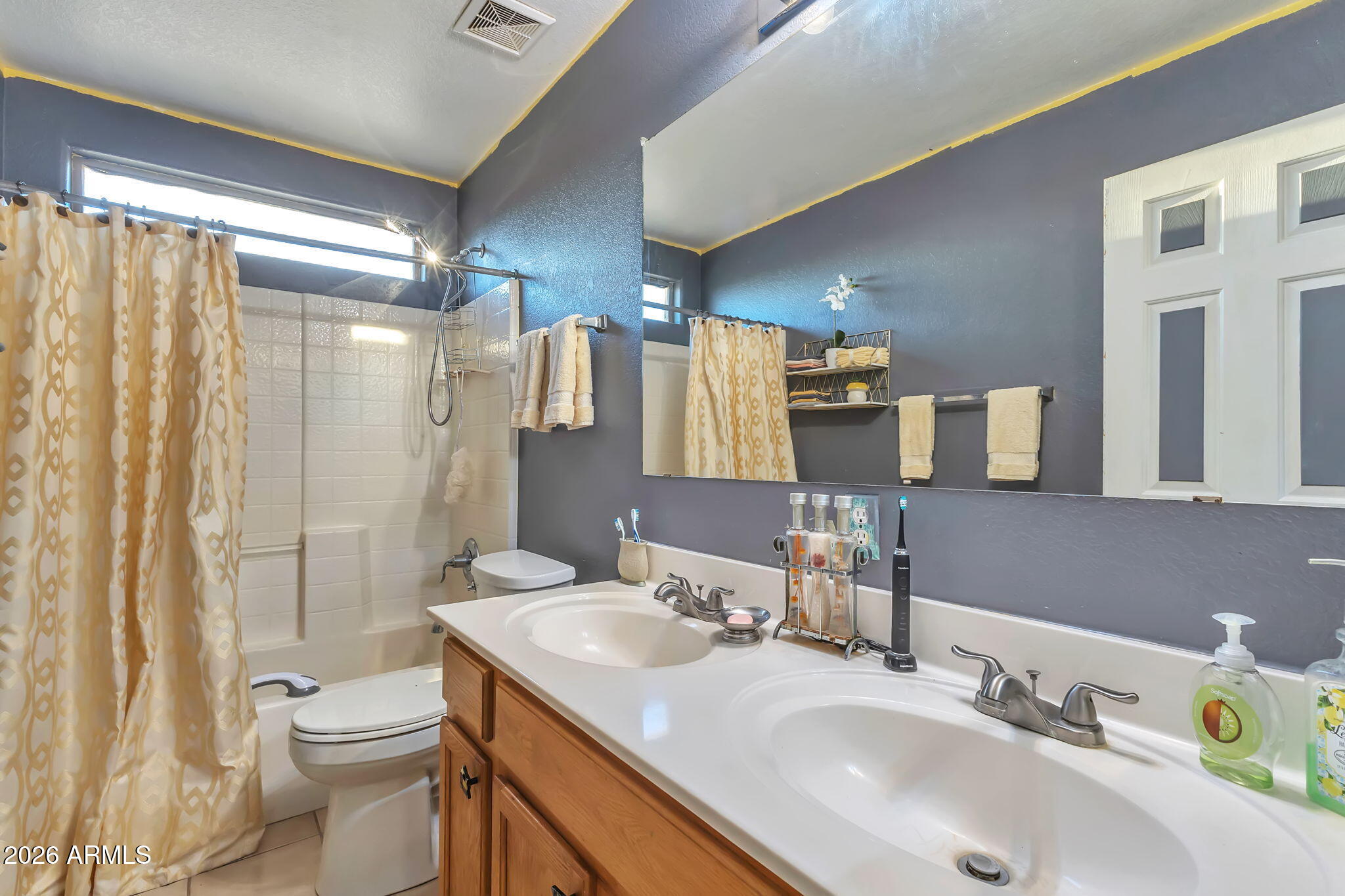 1454 E AVENIDA ISABELA