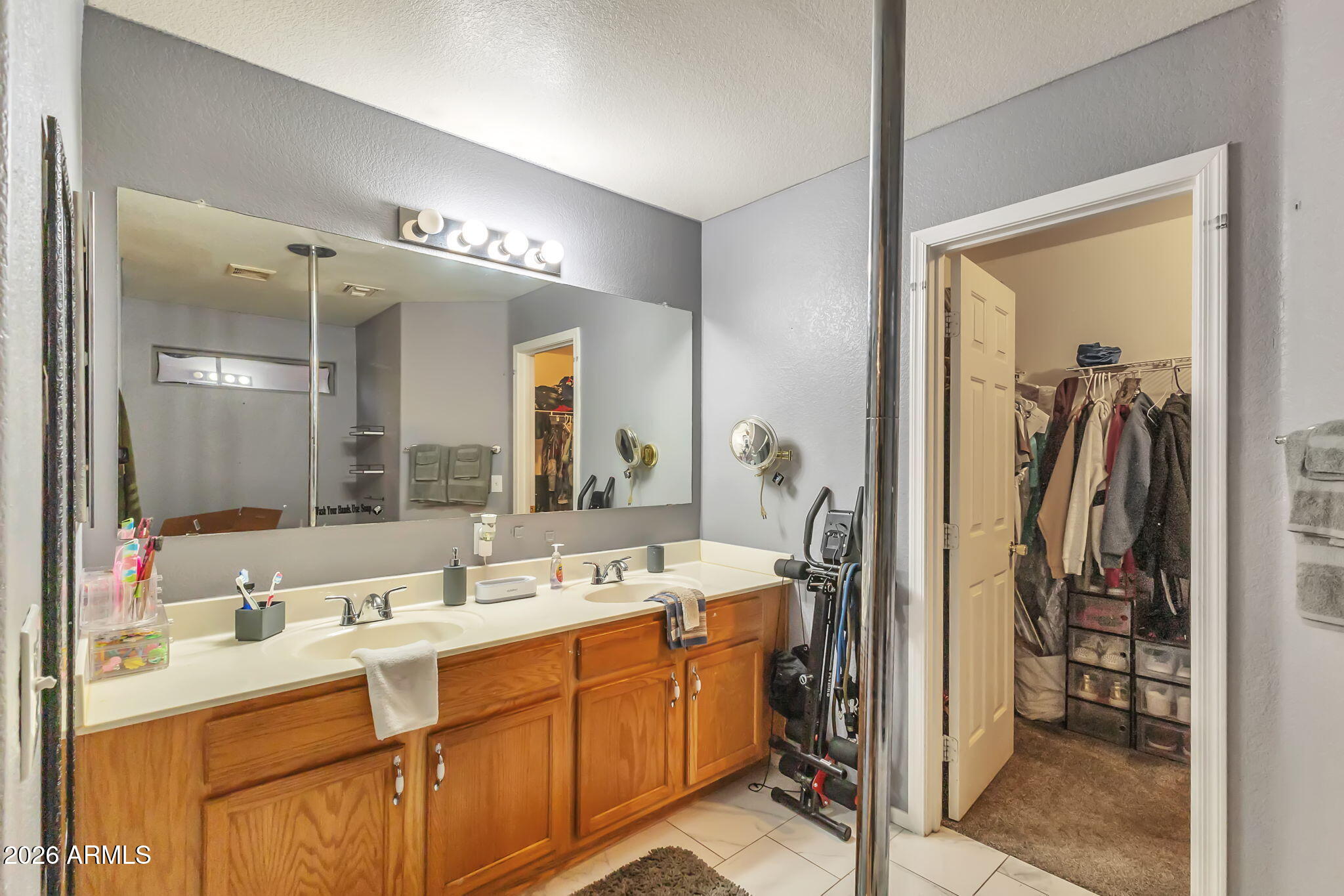 1454 E AVENIDA ISABELA