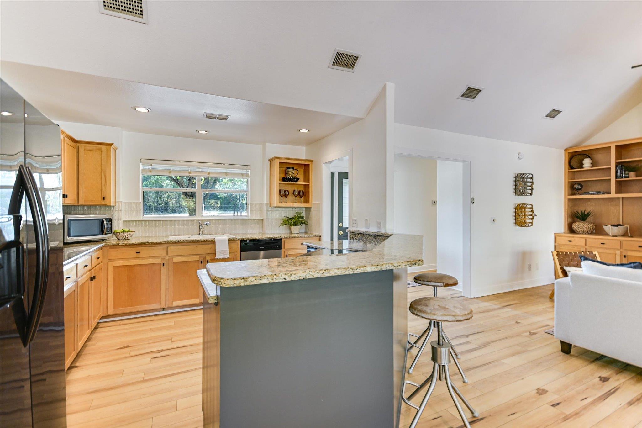 302 Valley DR