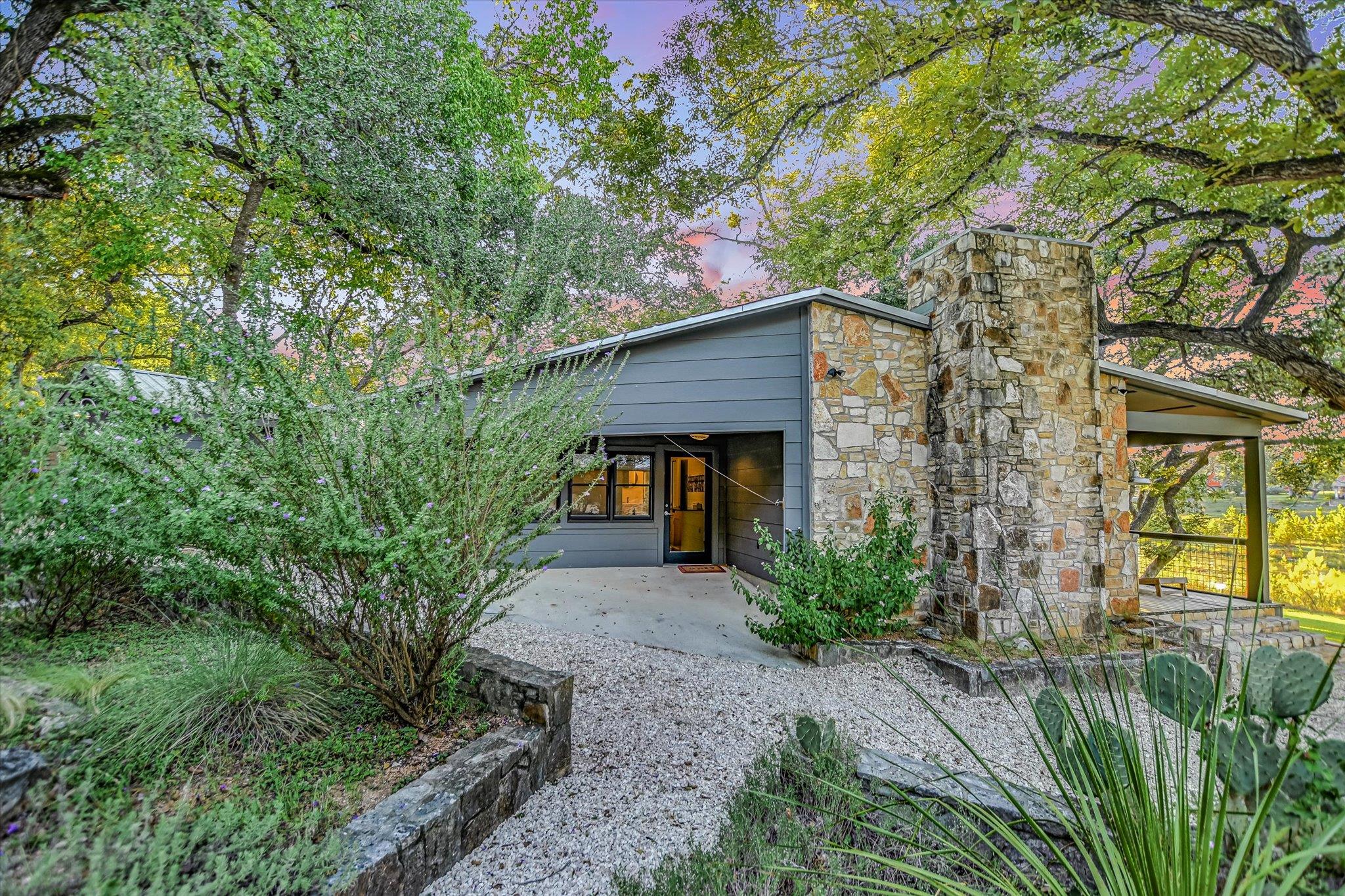 1121 Hidden Valley RD