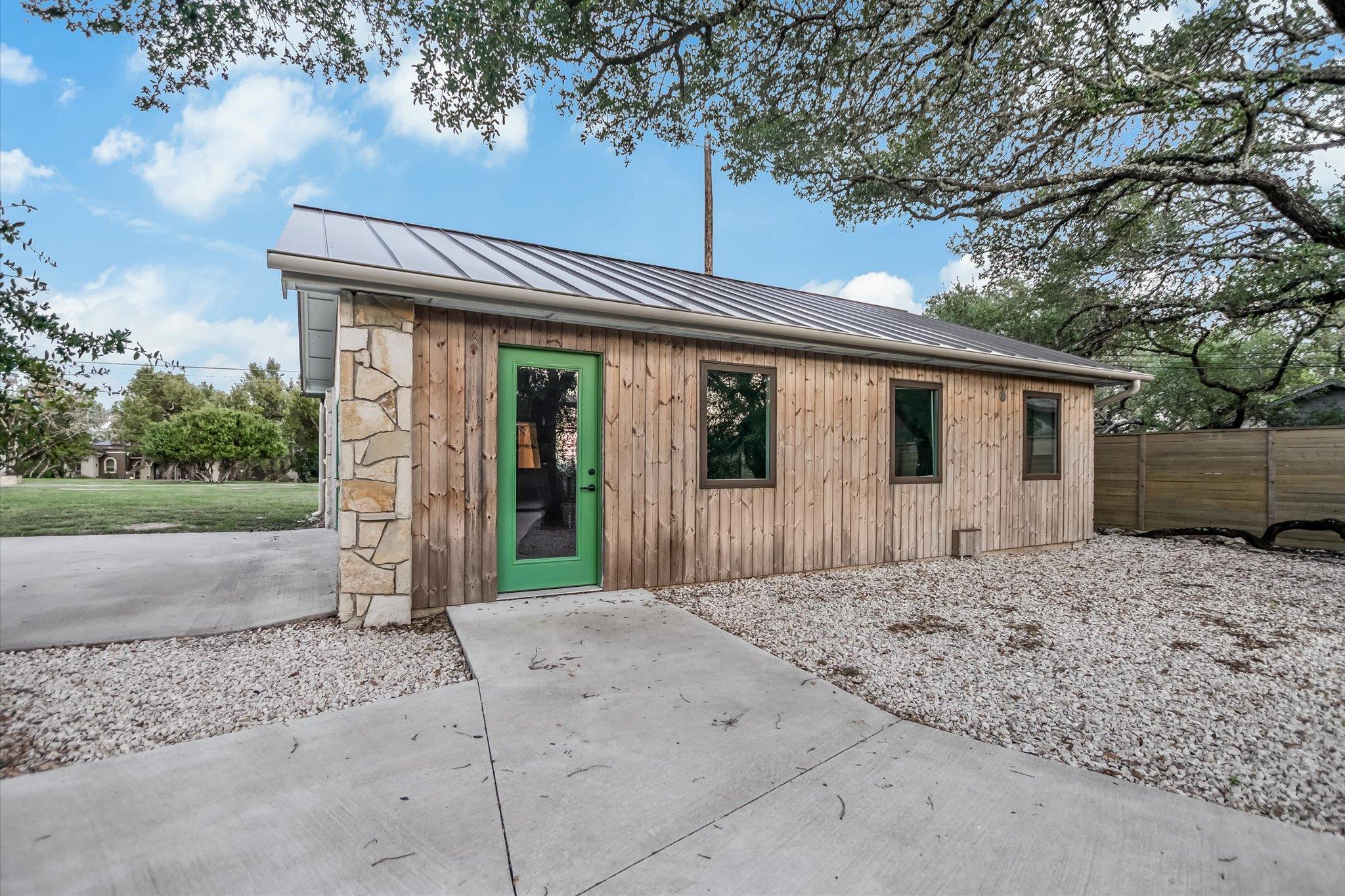 13 Meridian DR