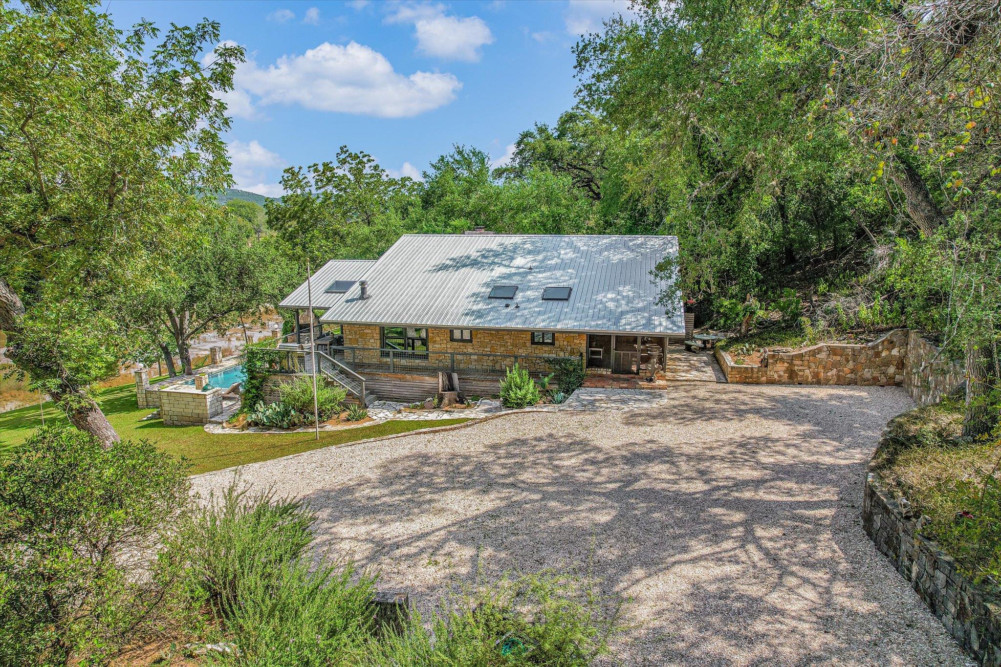 1121 Hidden Valley RD
