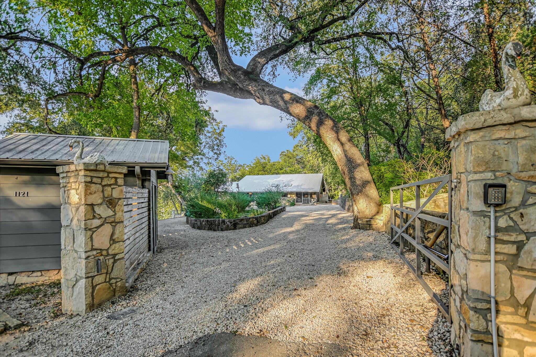 1121 Hidden Valley RD