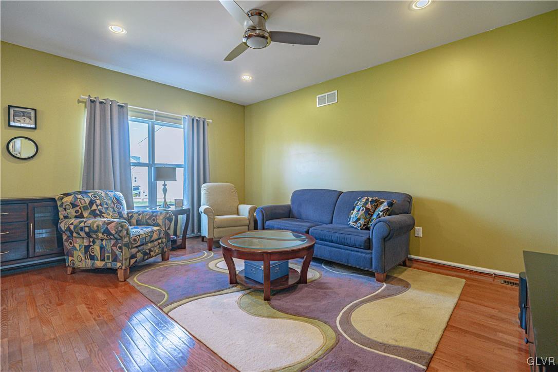 1038 King Way