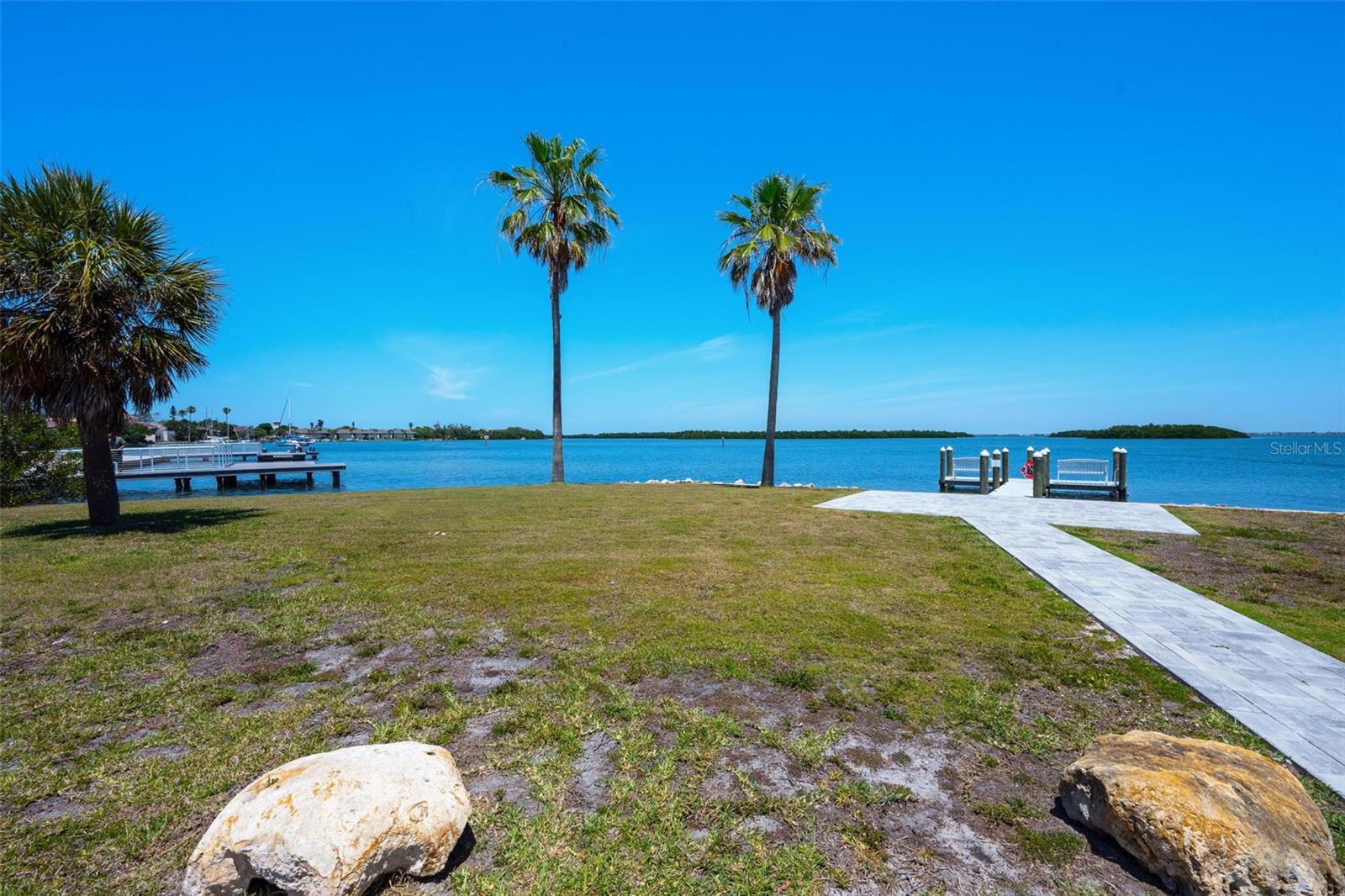 581 ROUNTREE DR