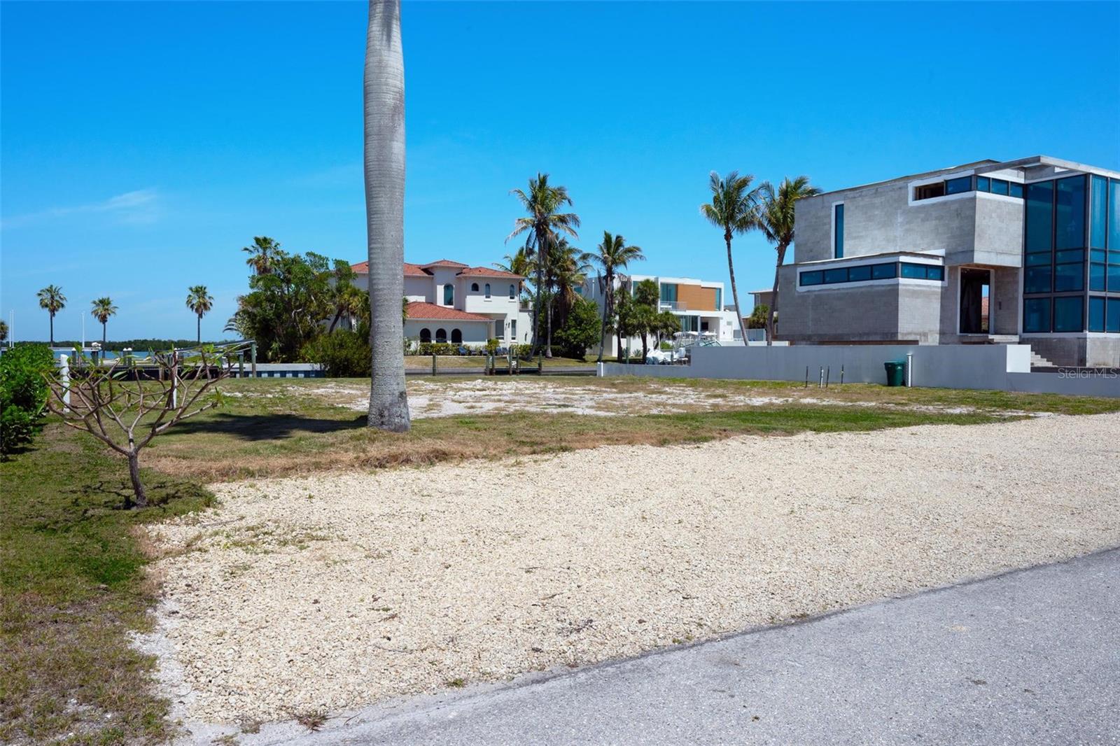 581 ROUNTREE DR
