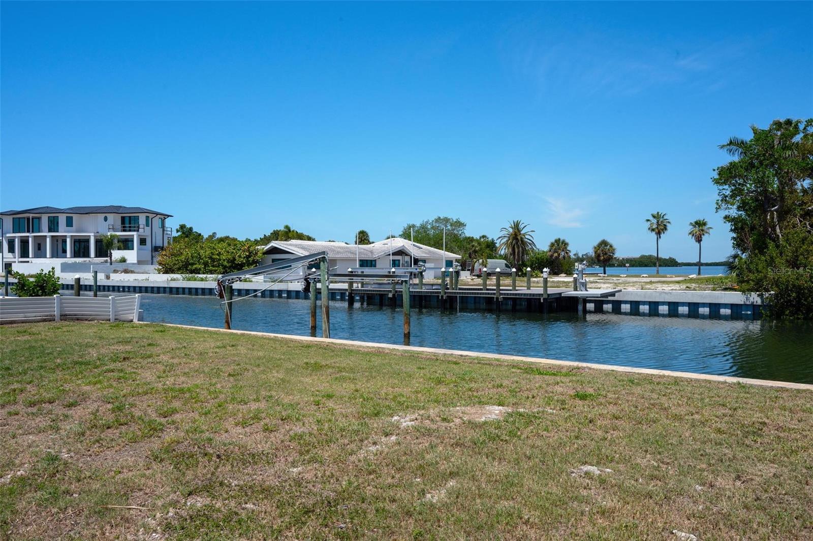 581 ROUNTREE DR
