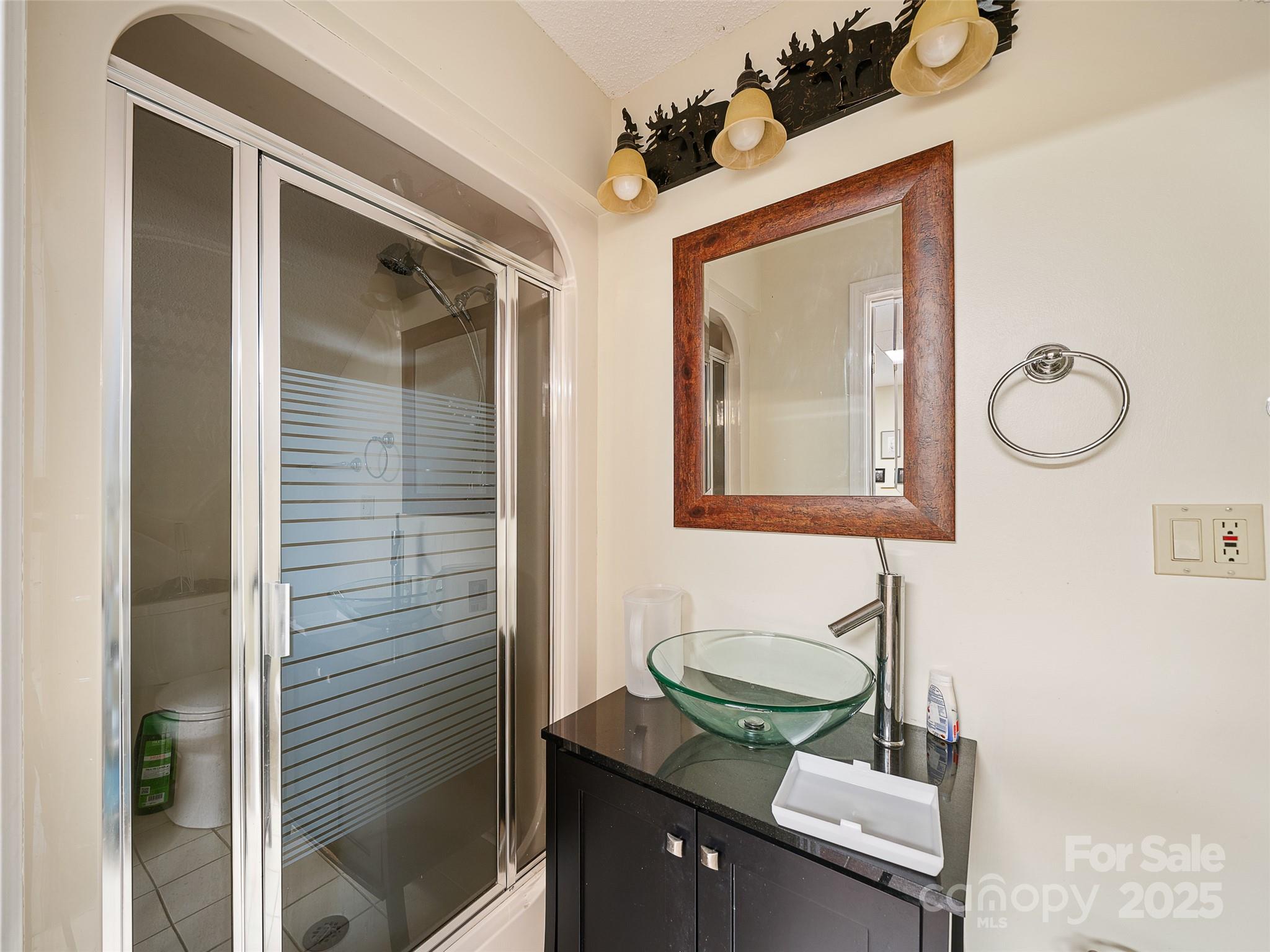 317 Robertson Street Unit: 1/K