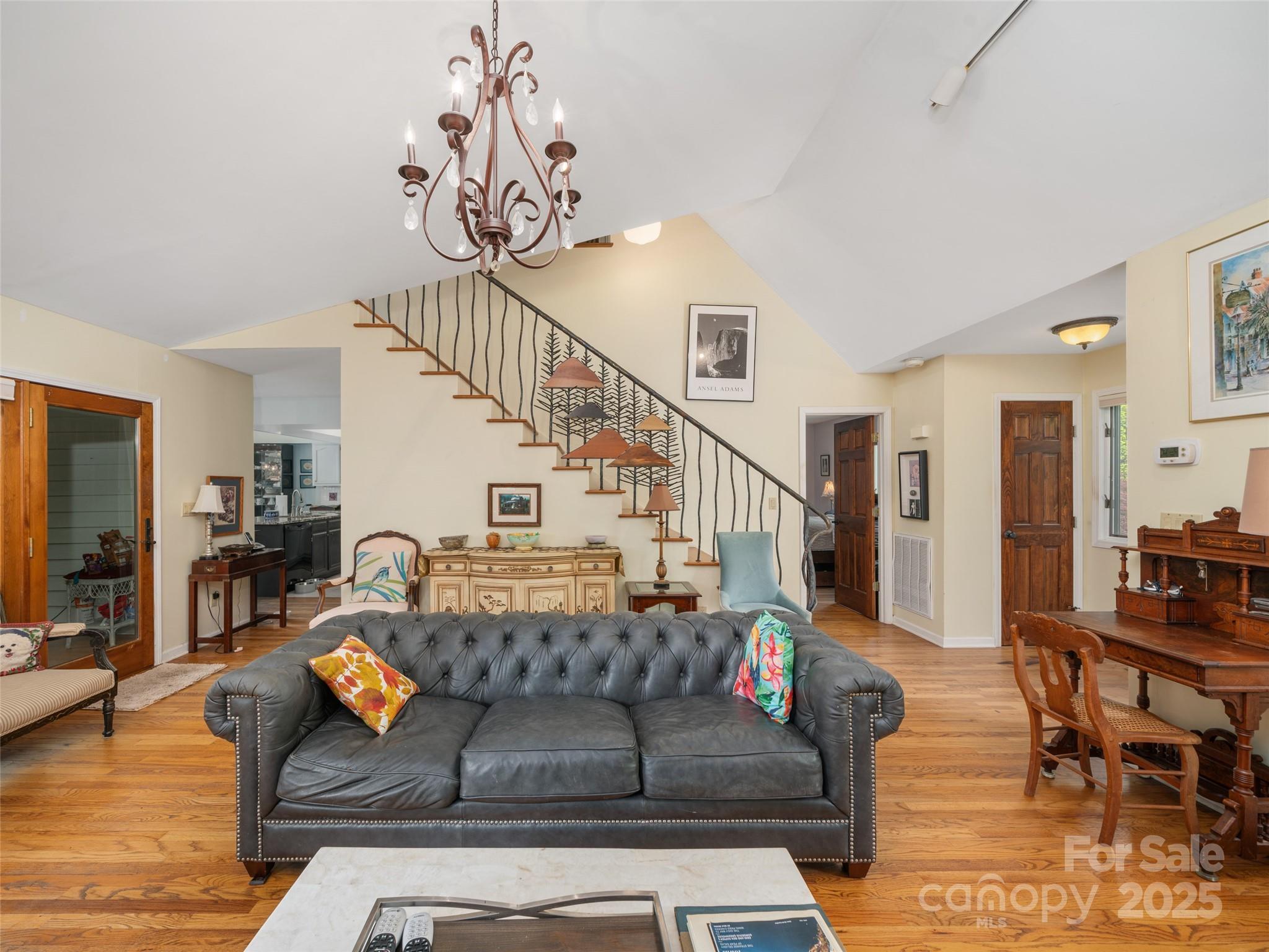 317 Robertson Street Unit: 1/K