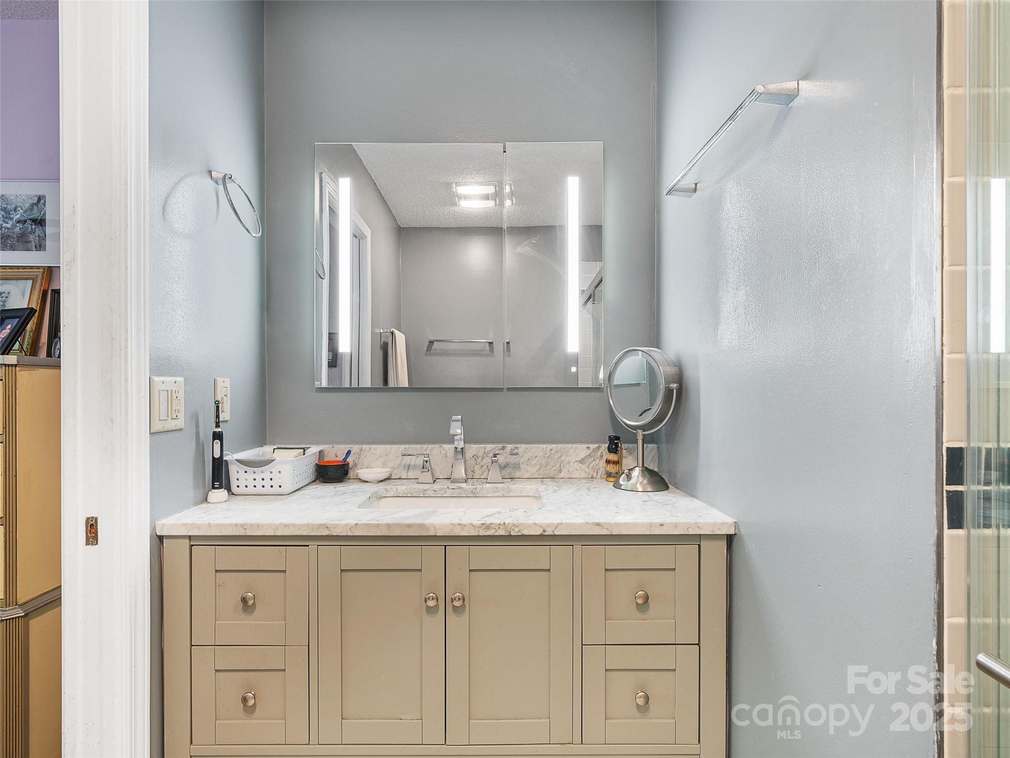 317 Robertson Street Unit: 1/K