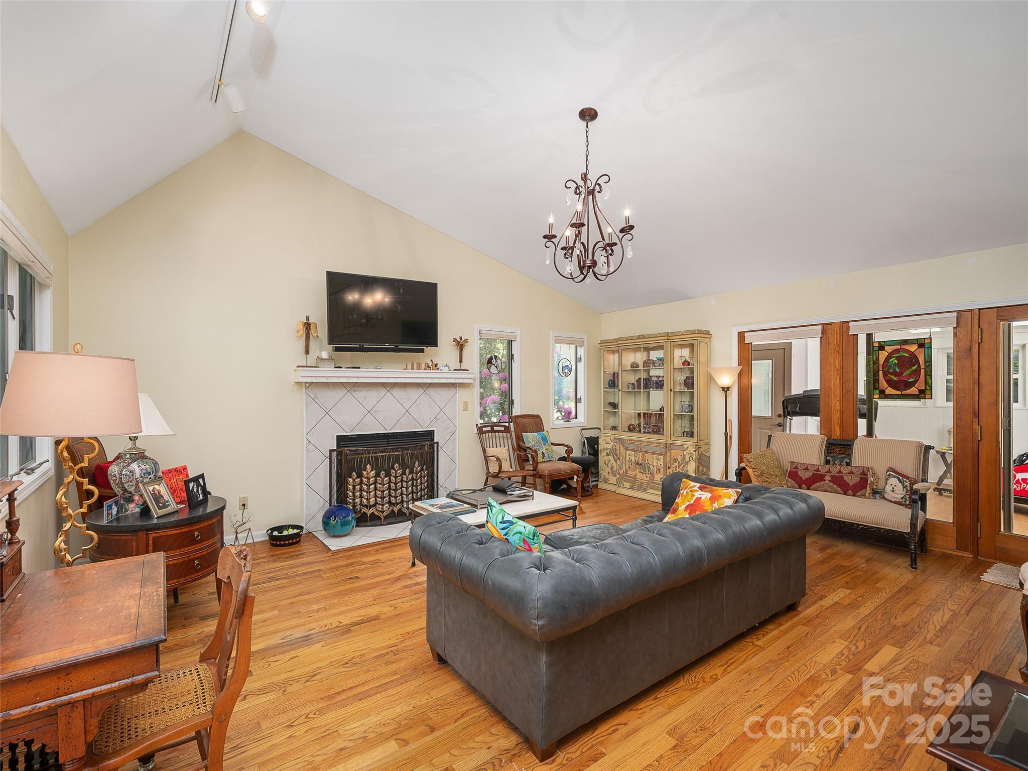 317 Robertson Street Unit: 1/K