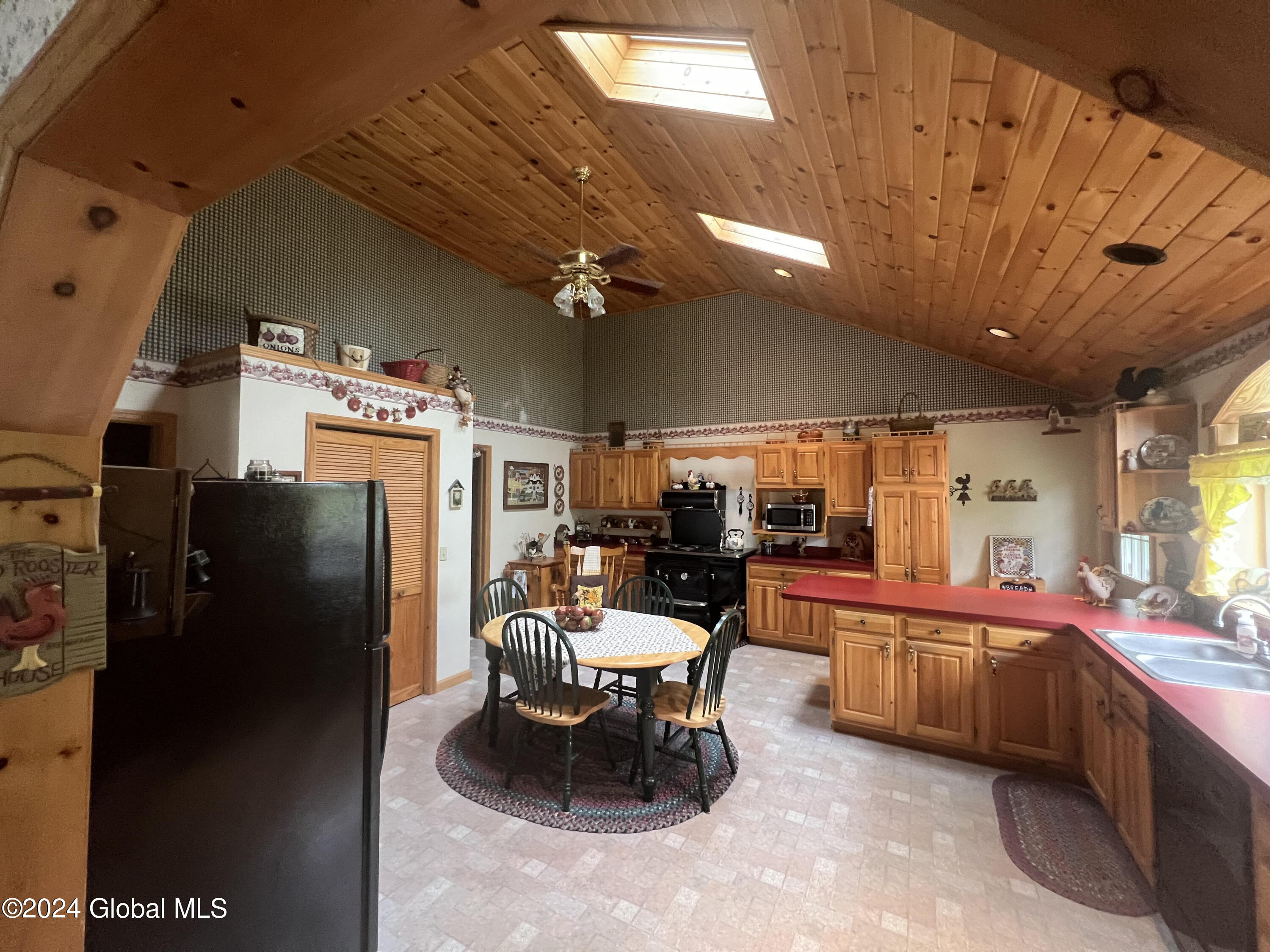 6 Holcomb Avenue