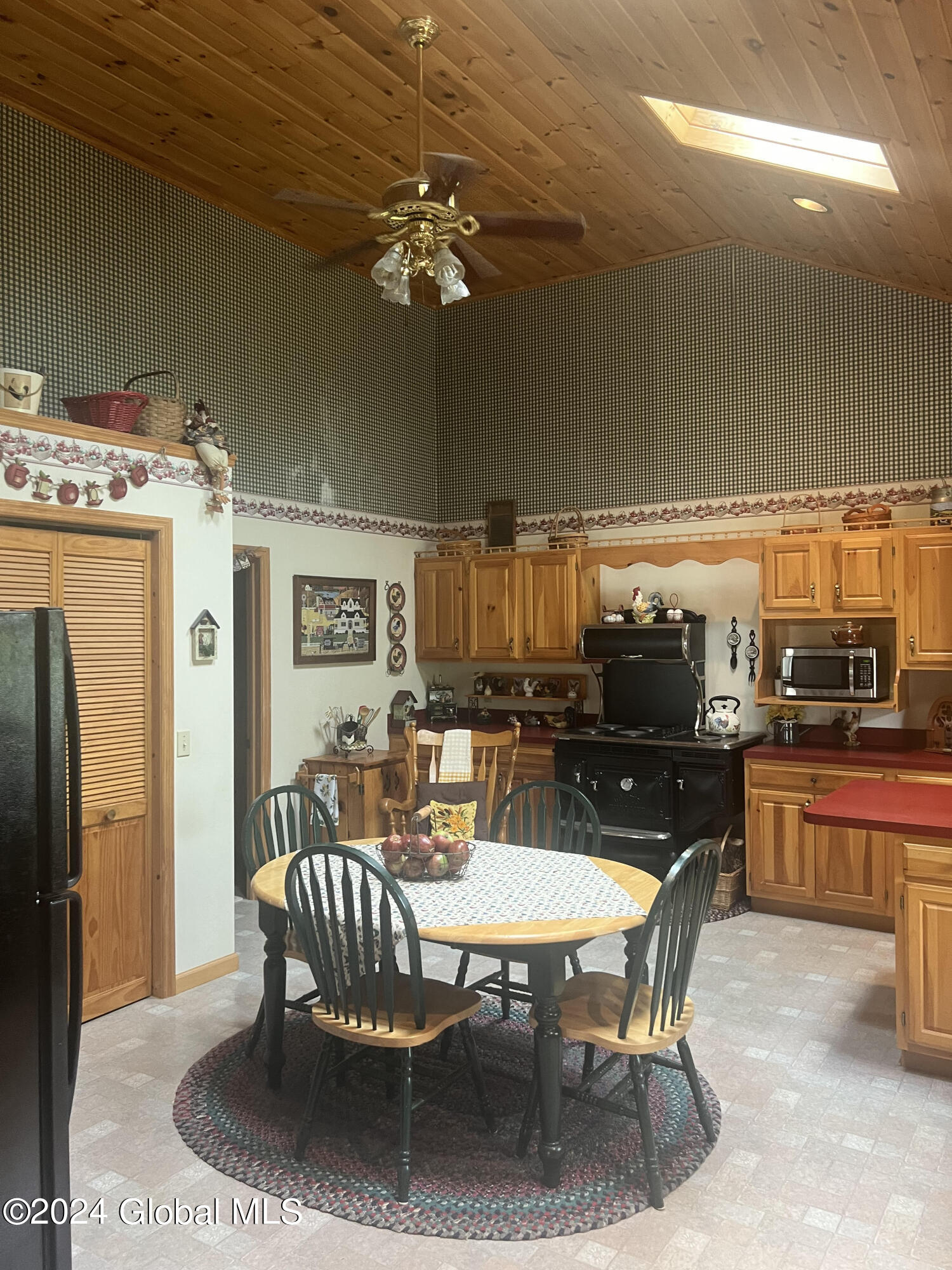 6 Holcomb Avenue