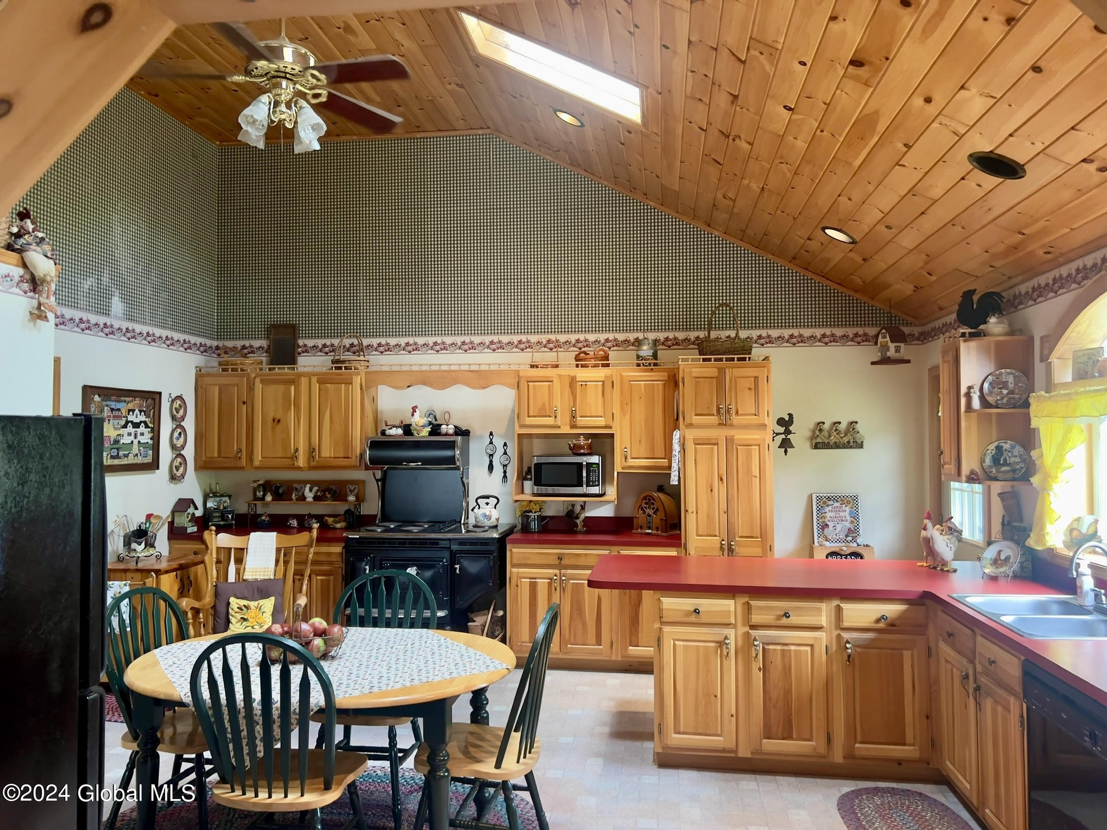 6 Holcomb Avenue