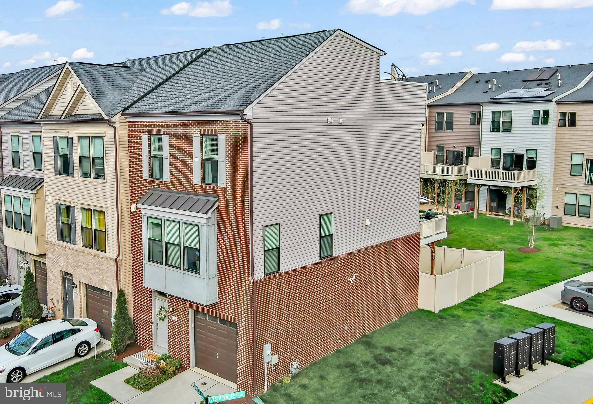 4925 VISTA GLEN LANE