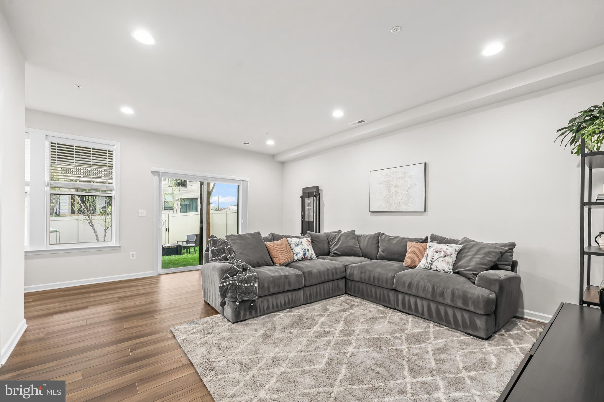 4925 VISTA GLEN LANE