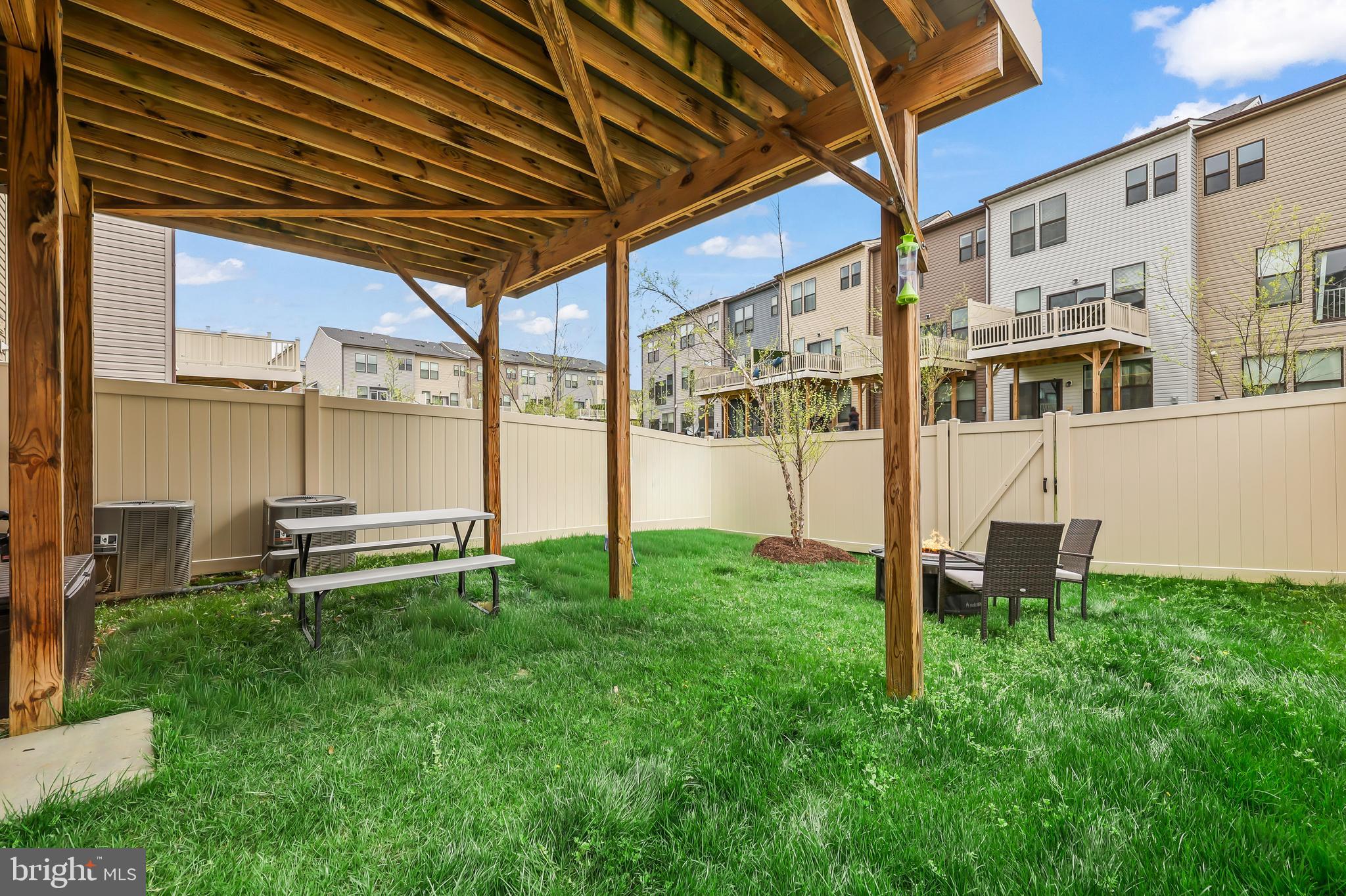 4925 VISTA GLEN LANE