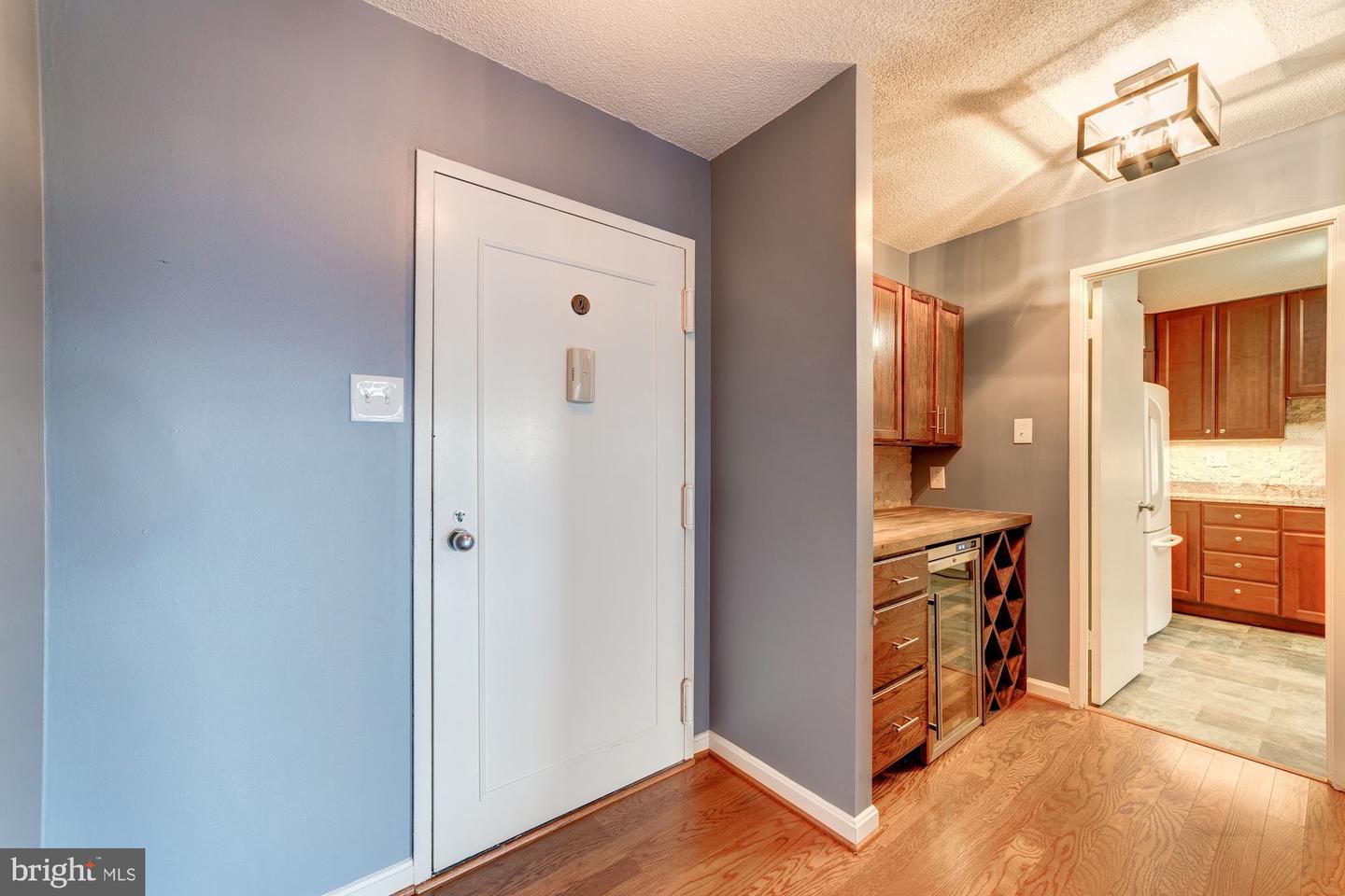 203 Yoakum Pkwy #208