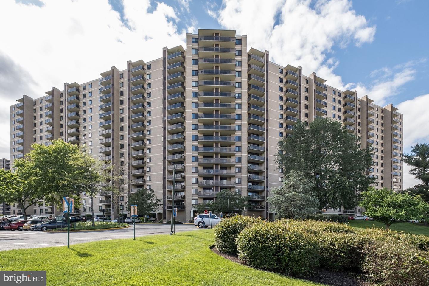 203 Yoakum Pkwy #208