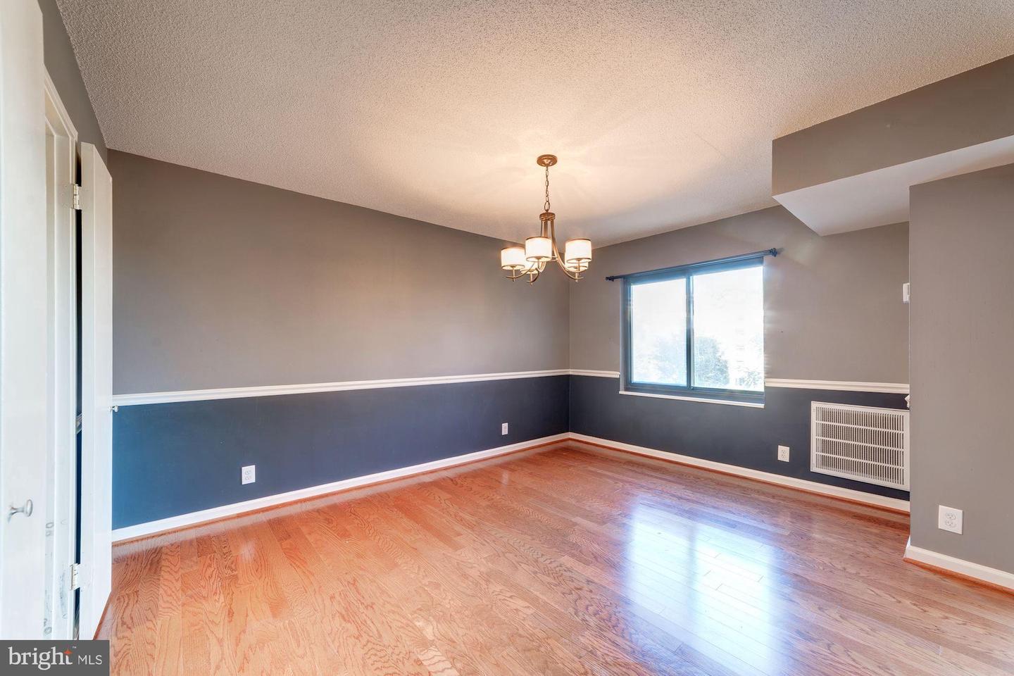 203 Yoakum Pkwy #208