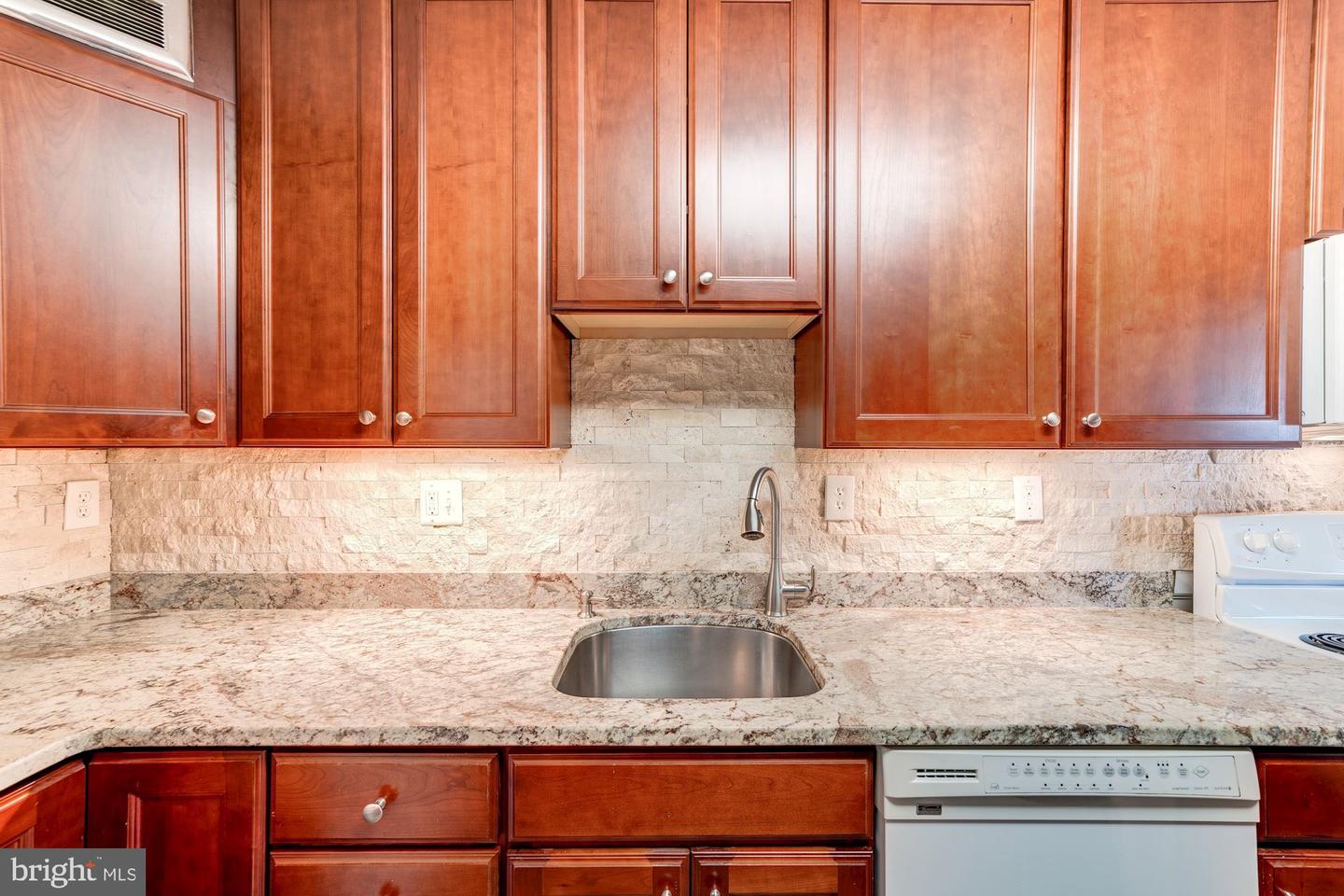 203 Yoakum Pkwy #208