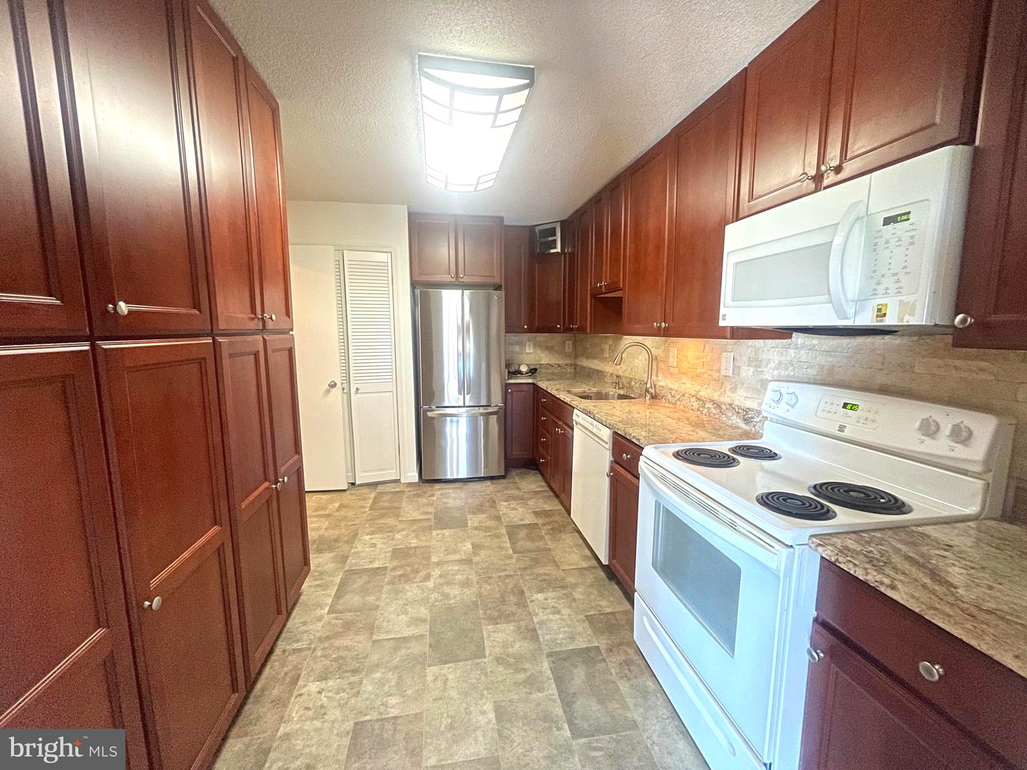 203 Yoakum Pkwy #208