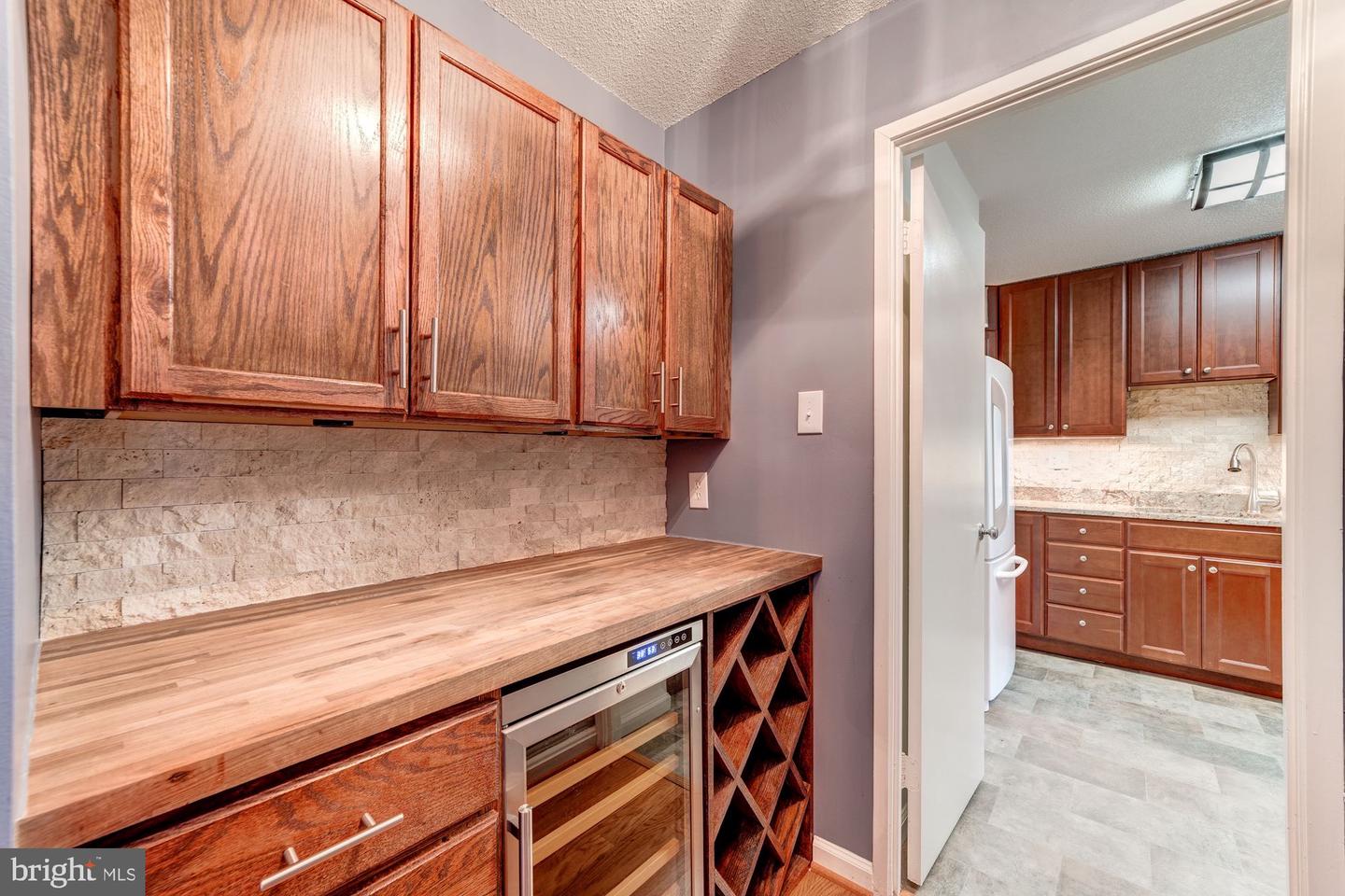 203 Yoakum Pkwy #208