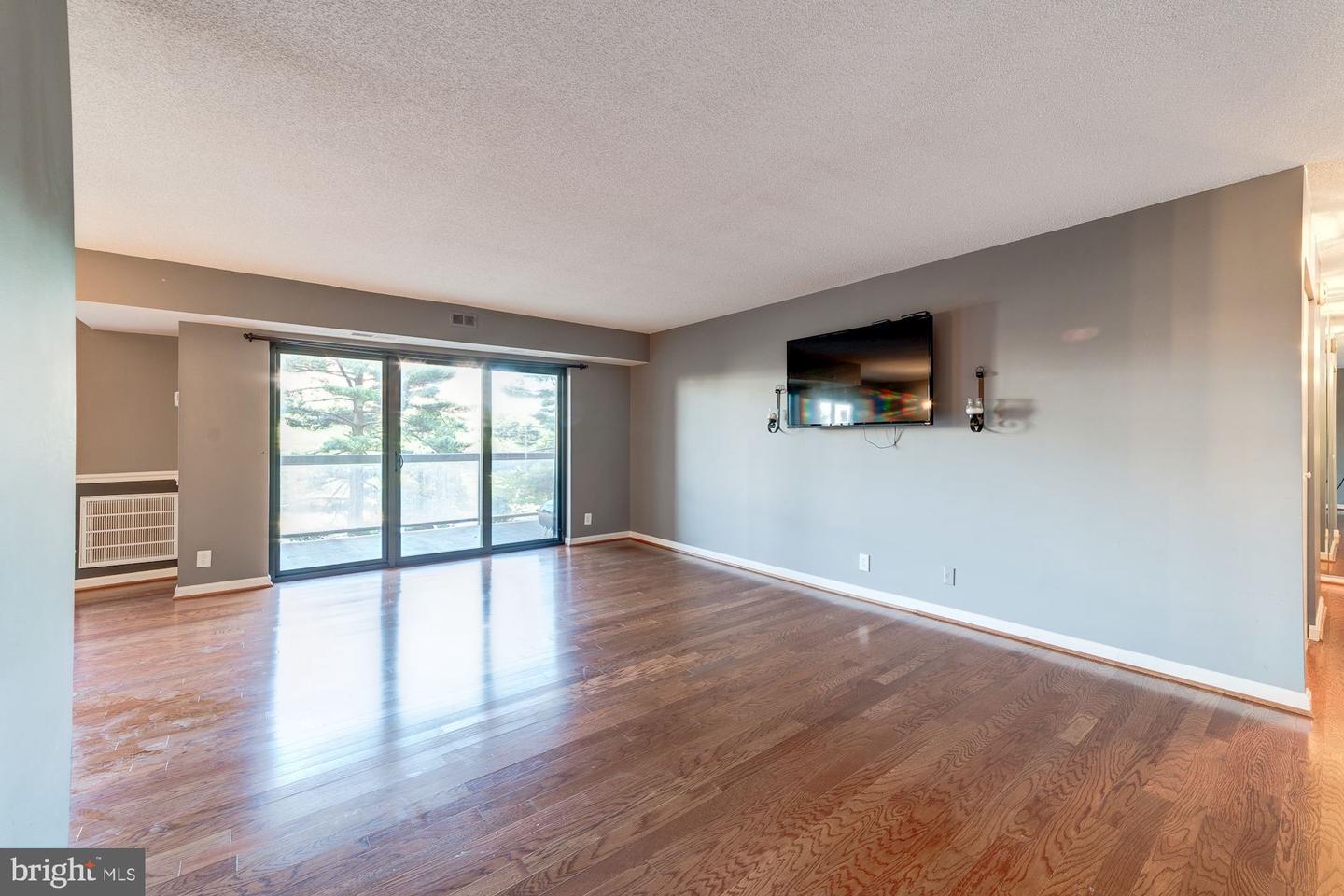 203 Yoakum Pkwy #208